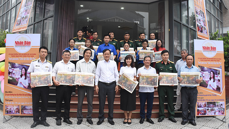 Cơ quan thường trực tặng phụ san cho các đơn vị trên địa bàn.