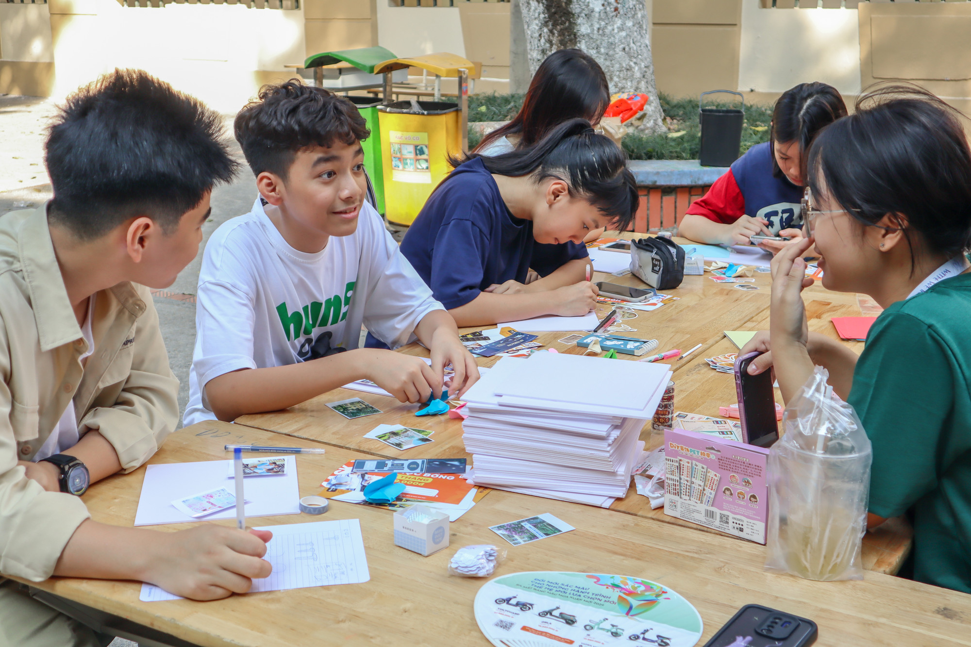 Học sinh tham gia vào các hoạt động tương tác, làm thủ công,...