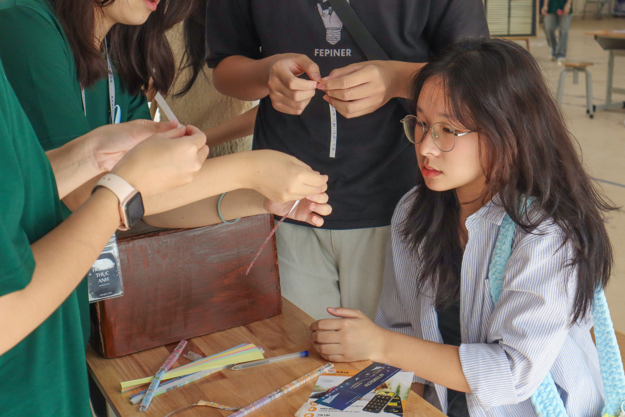 Học sinh tham gia vào các hoạt động tương tác, làm thủ công,...