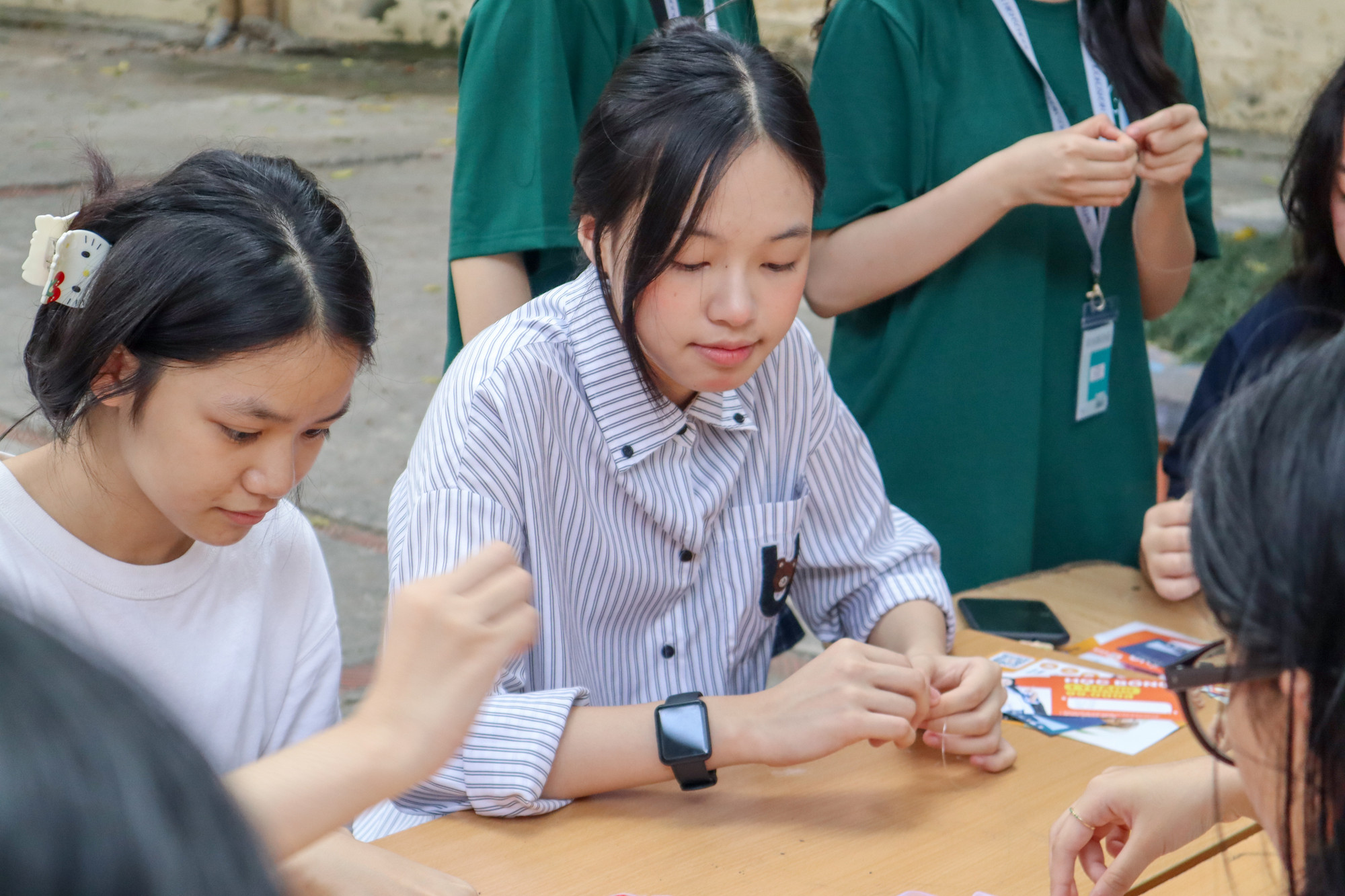 Học sinh tham gia vào các hoạt động tương tác, làm thủ công,...