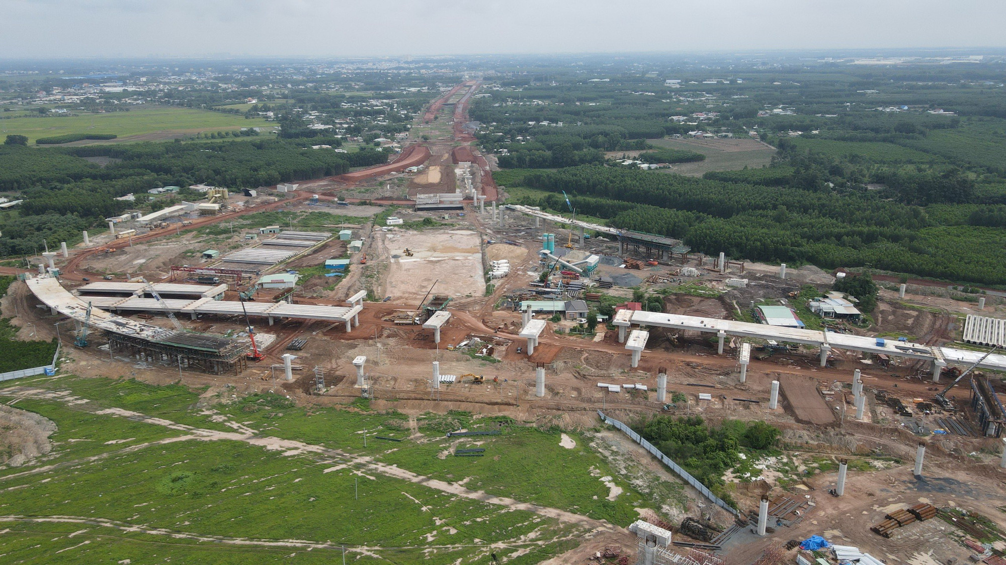 Đường kết nối sân bay Long Thành (Đồng Nai) đang được khẩn trương đẩy nhanh tiến độ. Sân bay Long Thành sẽ đạt công suất lên đến 100 triệu hành khách/năm và trở thành sân bay lớn nhất nước khi đưa vào khai thác. Ảnh: THIÊN VƯƠNG