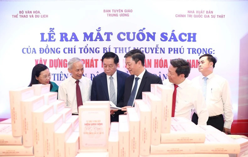 Các đại biểu tại gian trưng bày sách của Tổng Bí thư Nguyễn Phú Trọng. Các đại biểu tại gian trưng bày sách của Tổng Bí thư Nguyễn Phú Trọng.