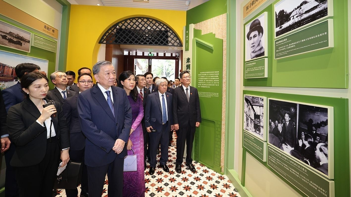 Tổng Bí thư, Chủ tịch nước Tô Lâm và Phu nhân thăm Khu di tích Trụ sở Hội Việt Nam Cách mạng Thanh niên.