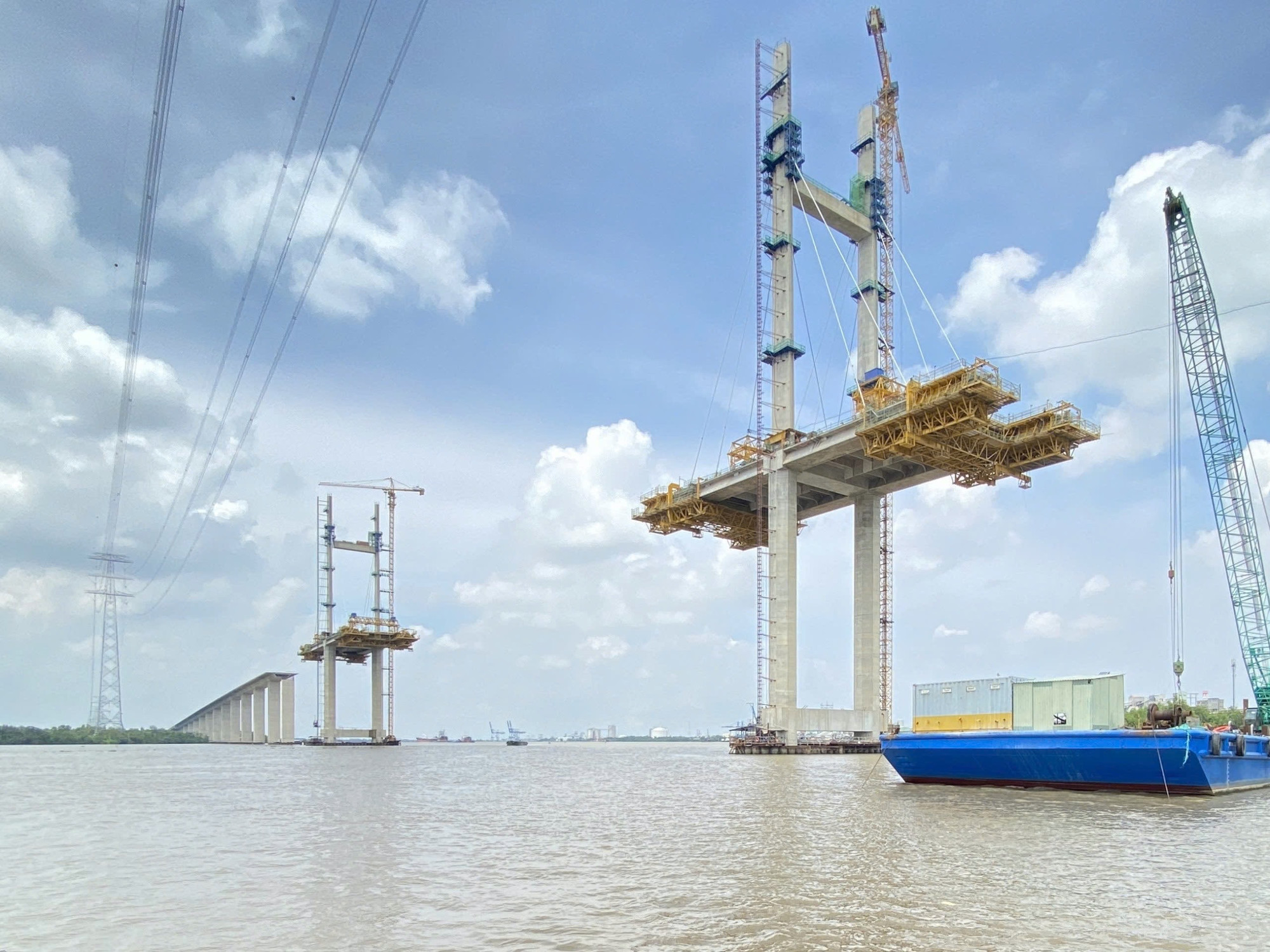 Hạng mục cầu Bình Khánh trên tuyến Cao tốc Bến Lức-Long Thành đạt hơn 80% tiến độ, là hạng mục thi công phức tạp của tuyến cao tốc. Ảnh: QUÝ HIỀN