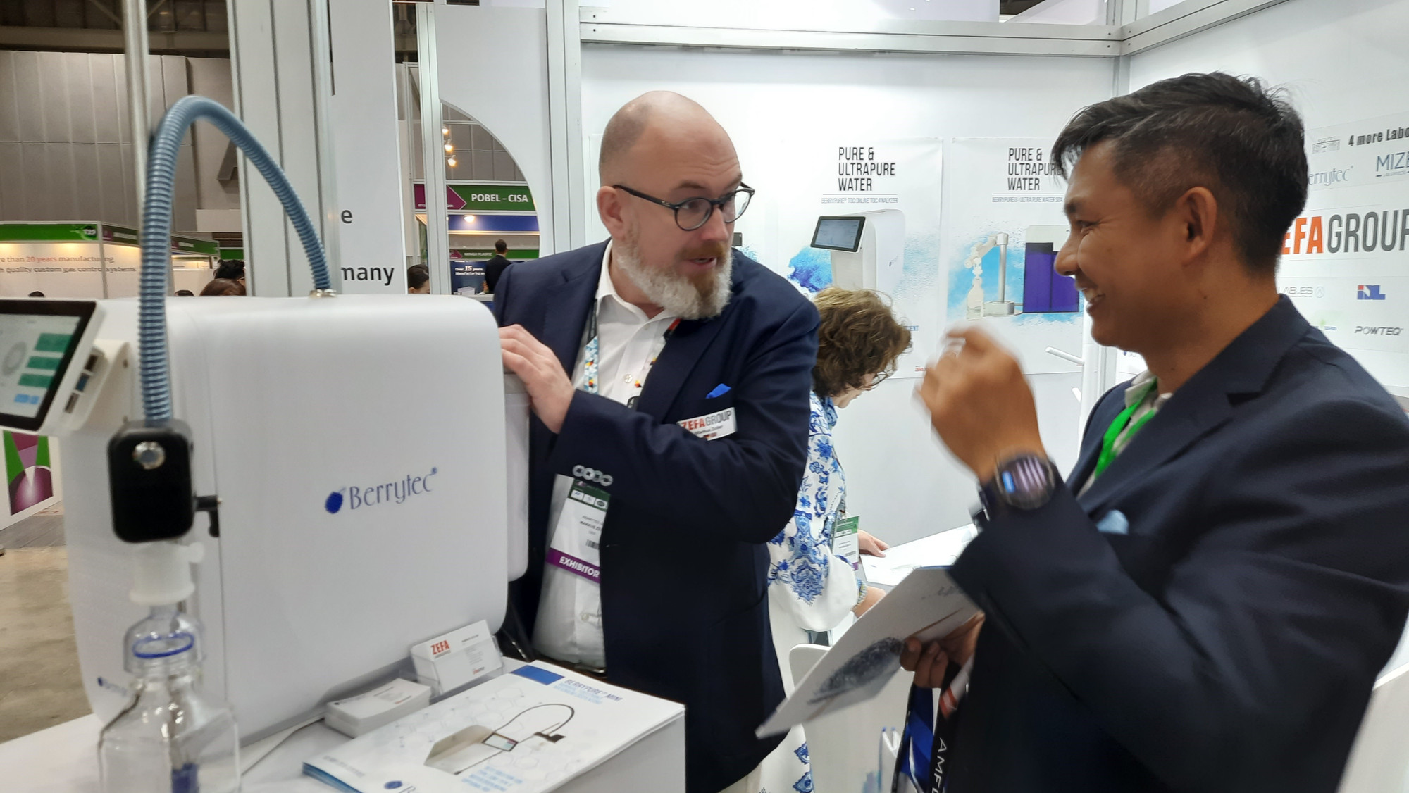 Nhiều chuyên gia, nhà khoa học đến tìm hiểu các công nghệ, thiết bị thí nghiệm, dụng cụ phân tích tại triển lãm