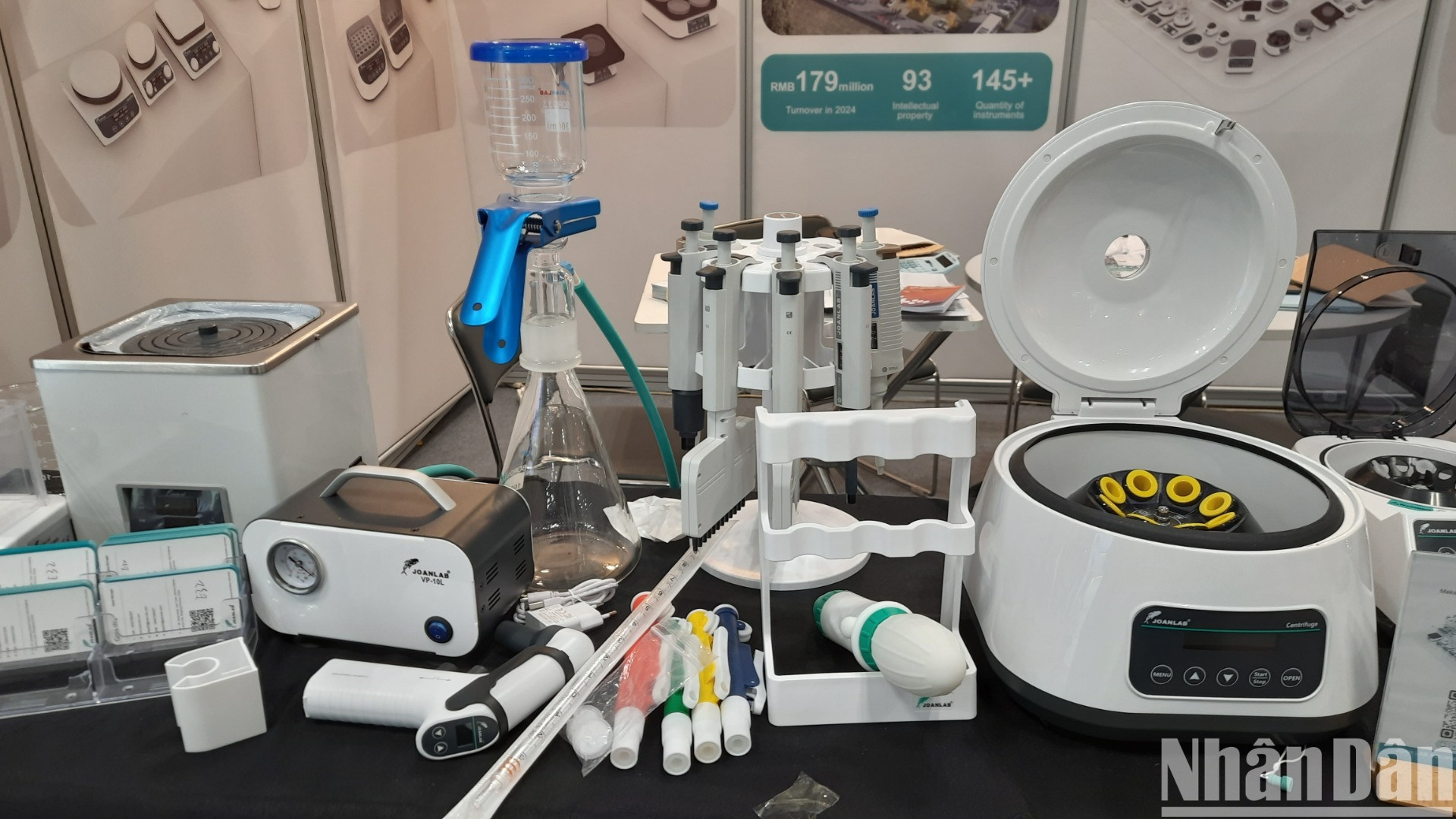 Analytica Vietnam 2025 thu hút hơn 300 gian hàng trưng bày nhiều công nghệ, thiết bị, giải pháp của các nhà sản xuất, nhà cung cấp và nhà phân phối hàng đầu về thiết bị thí nghiệm, dụng cụ phân tích và công nghệ tiên tiến.