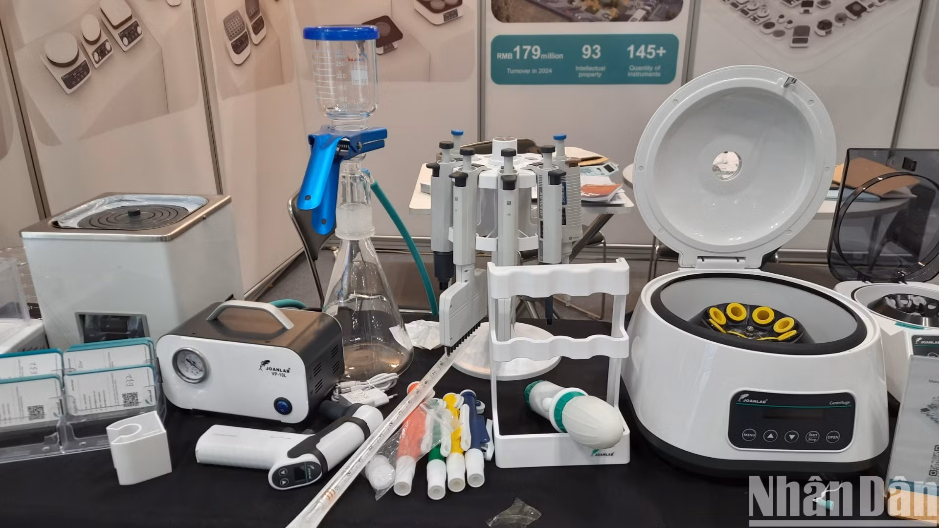 Analytica Vietnam 2025 thu hút hơn 300 gian hàng trưng bày nhiều công nghệ, thiết bị, giải pháp của các nhà sản xuất, nhà cung cấp và nhà phân phối hàng đầu về thiết bị thí nghiệm, dụng cụ phân tích và công nghệ tiên tiến. Analytica Vietnam 2025 thu hút hơn 300 gian hàng trưng bày nhiều công nghệ, thiết bị, giải pháp của các nhà sản xuất, nhà cung cấp và nhà phân phối hàng đầu về thiết bị thí nghiệm, dụng cụ phân tích và công nghệ tiên tiến.