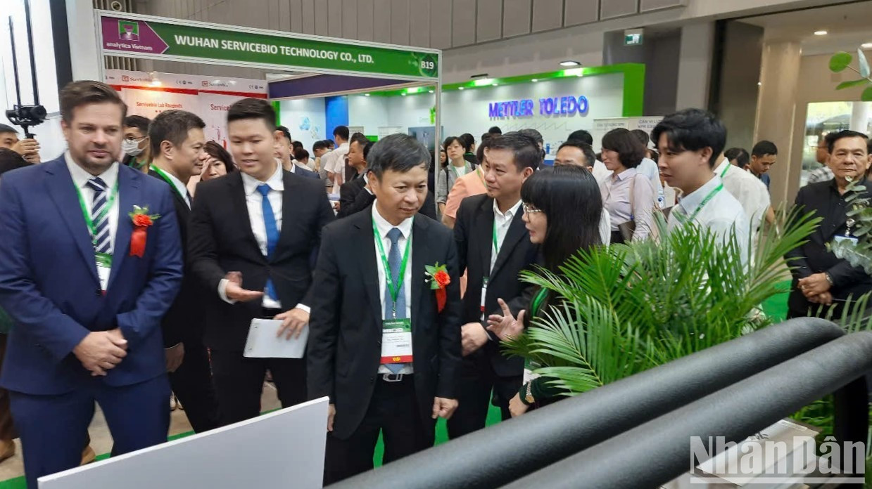 Thứ trưởng Khoa học và Công nghệ Hoàng Minh (áo vest đen, đeo hoa) cho biết, việc tổ chức sự kiện này định kỳ tại Việt Nam - nước duy nhất trong khu vực Đông Nam Á, như một minh chứng thể hiện tiềm năng, uy tín vượt trội của Việt Nam về sản phẩm và thị trường khoa học và công nghệ so với các nước trong khu vực.