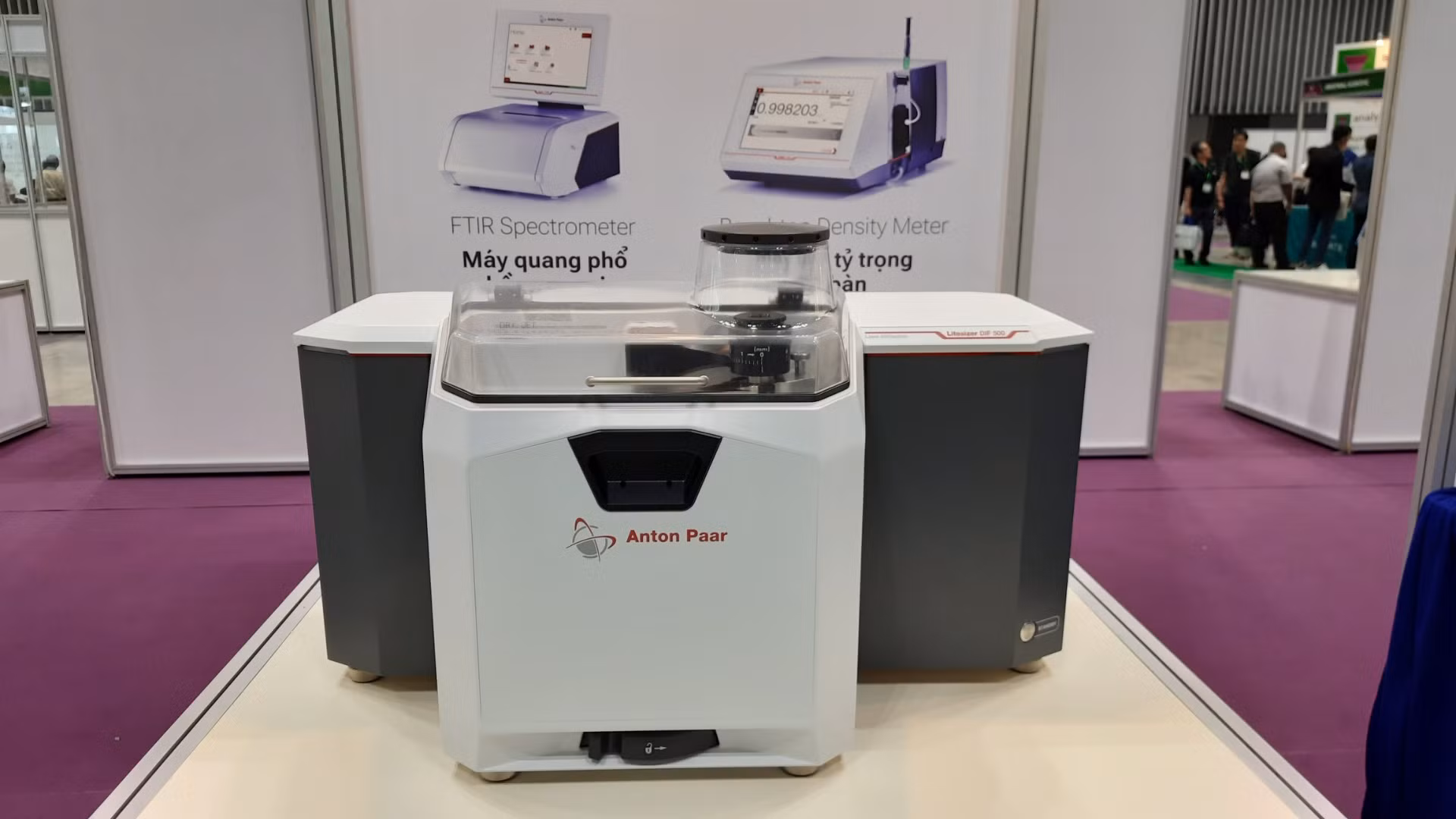 Máy quang phổ Ftir là một thiết bị quang phổ hồng ngoại tiên tiến, được thiết kế để phục vụ nhiều mục đích phân tích khác nhau trong các lĩnh vực như hóa chất, thực phẩm, dược phẩm… Máy quang phổ Ftir là một thiết bị quang phổ hồng ngoại tiên tiến, được thiết kế để phục vụ nhiều mục đích phân tích khác nhau trong các lĩnh vực như hóa chất, thực phẩm, dược phẩm…