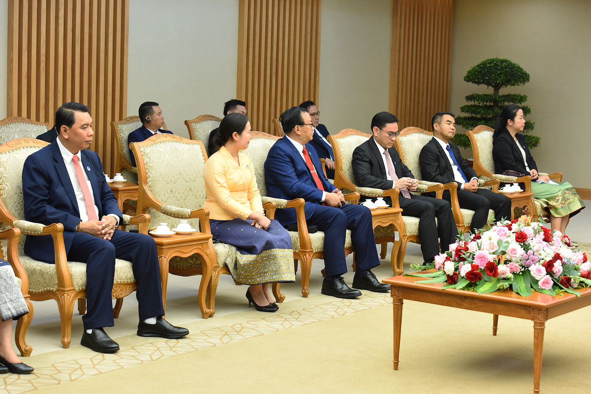 Các thành viên đi cùng Đô trưởng Vientiane (Lào) Atsaphangthong Siphandone tham dự buổi tiếp. Các thành viên đi cùng Đô trưởng Vientiane (Lào) Atsaphangthong Siphandone tham dự buổi tiếp.