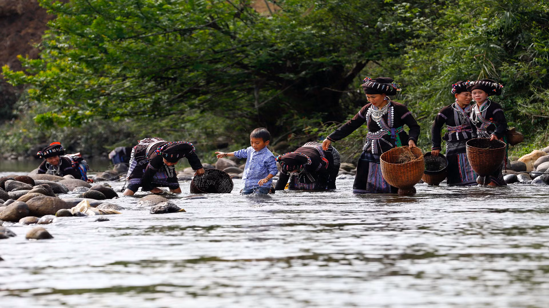 Bà con tham gia thi bắt cá suối với rất nhiều hình thức.
