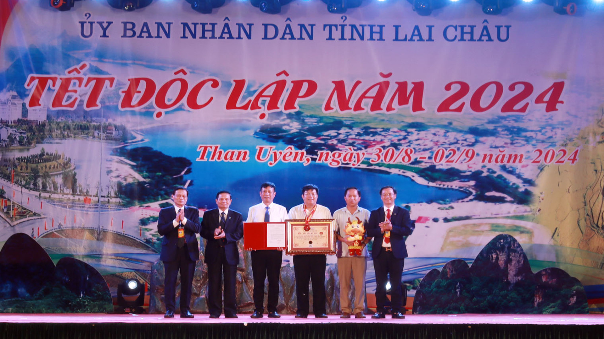 Trao kỷ lục Địa phương tổ chức Tết Độc lập gắn với Ngày hội Văn hóa, Thể thao các dân tộc thường xuyên, liên tục trong nhiều năm nhất khu vực Tây Bắc cho huyện Than Uyên.