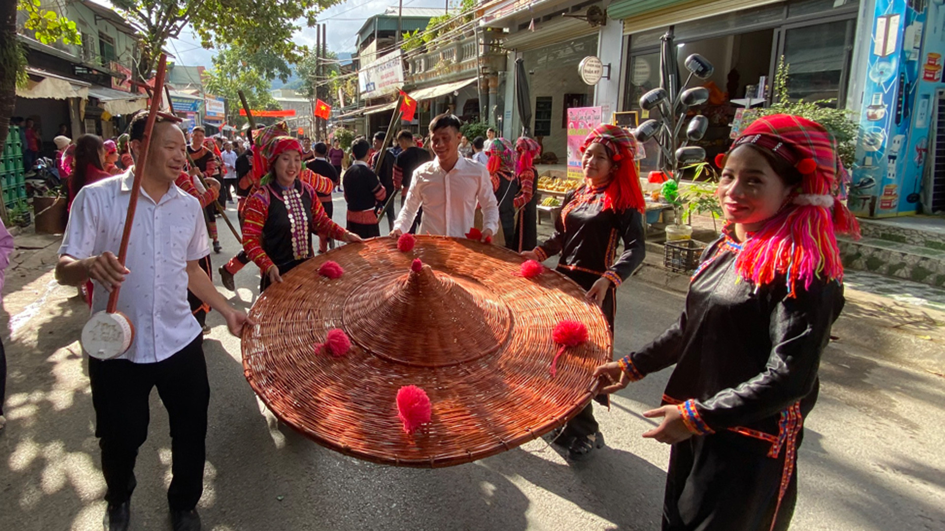 Chiếc nón đặc trưng của đồng bào La Hủ, vật dụng sử dụng hàng ngày được bà con cách điệu thành đạo cụ biểu diễn.