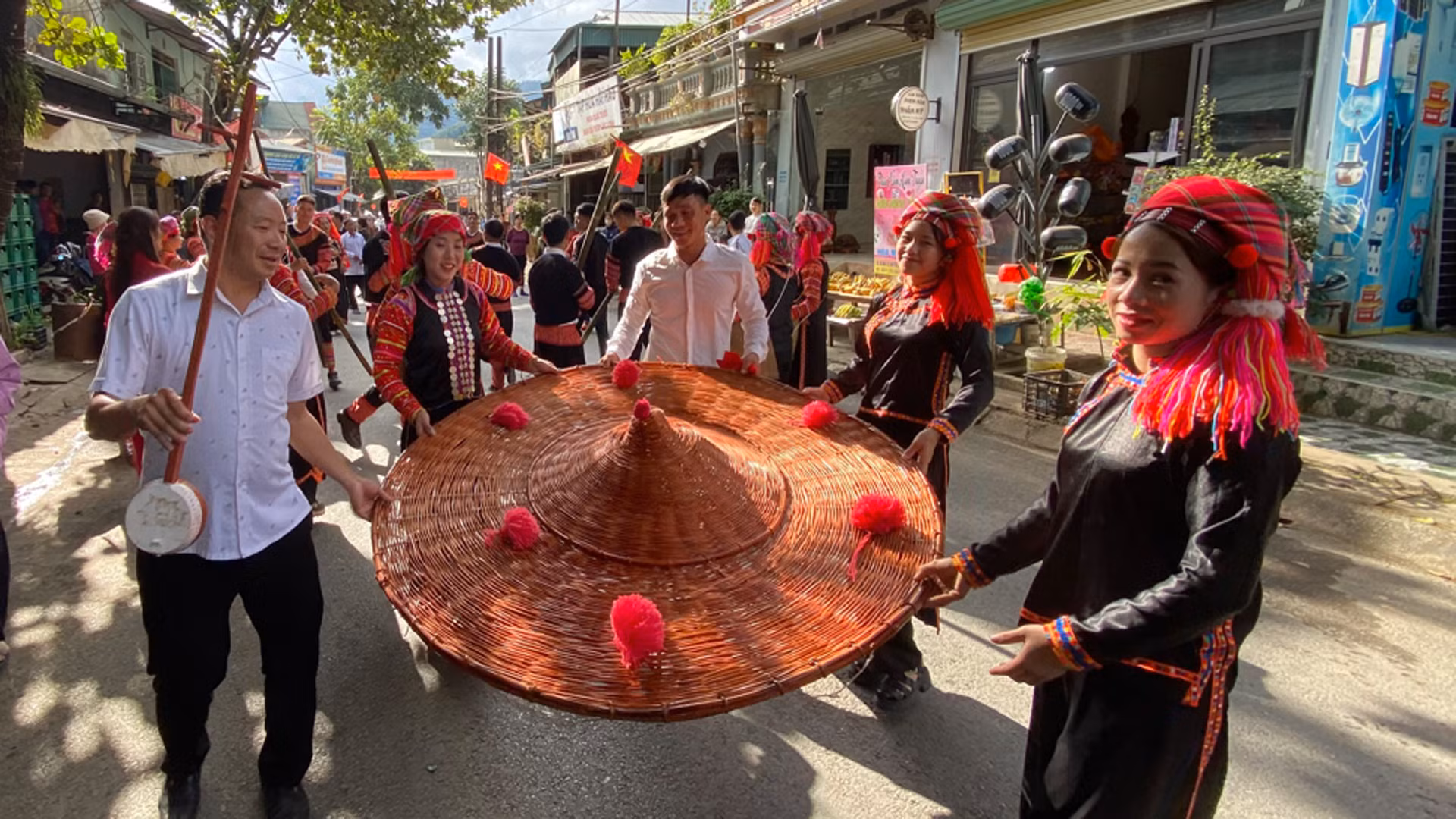 Chiếc nón đặc trưng của đồng bào La Hủ, vật dụng sử dụng hàng ngày được bà con cách điệu thành đạo cụ biểu diễn.