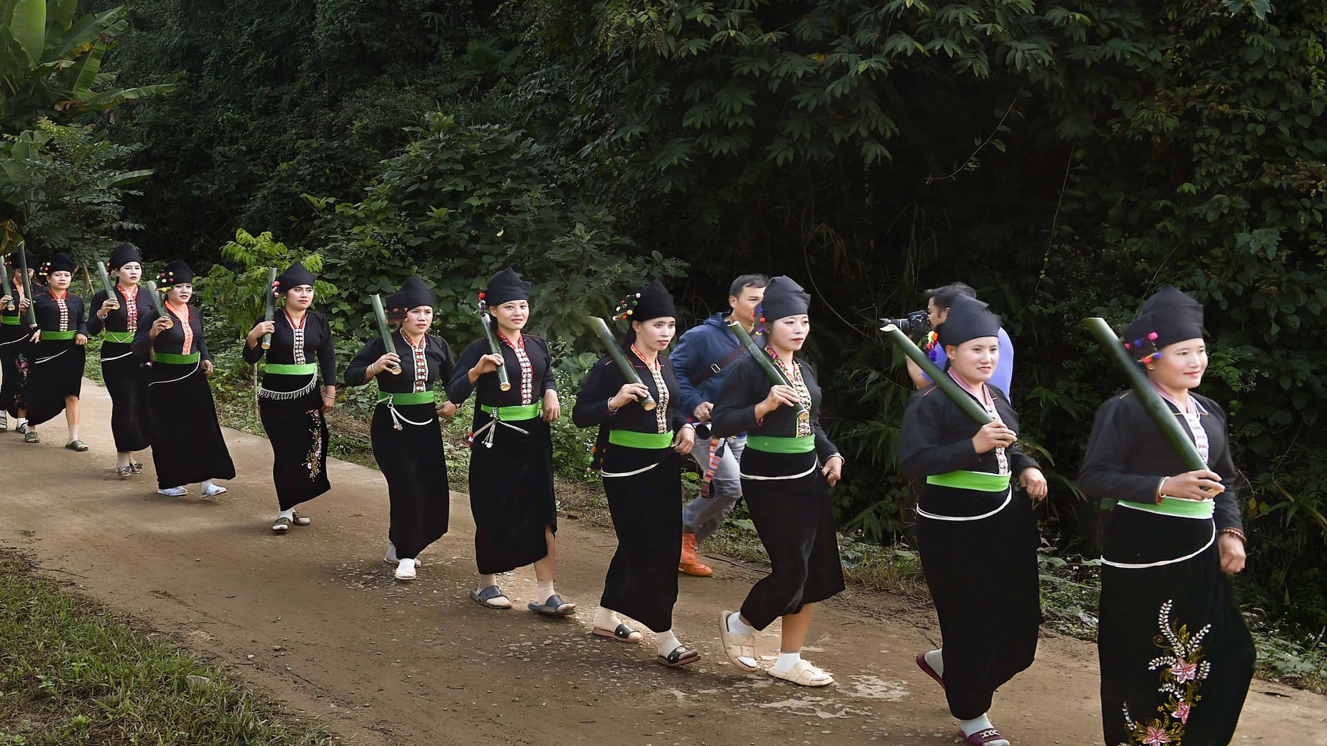 Ngày Tết mọi người đều dậy sớm ra suối tắm gội và lấy nước mang về.