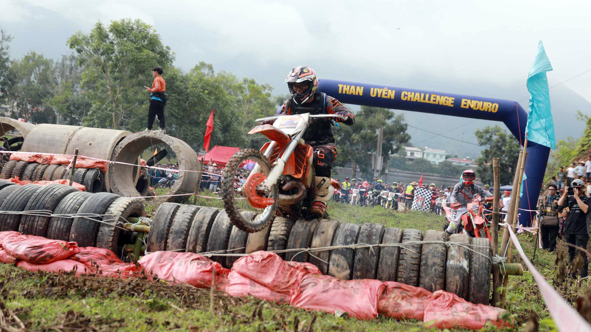 Đua mô-tô địa hình.