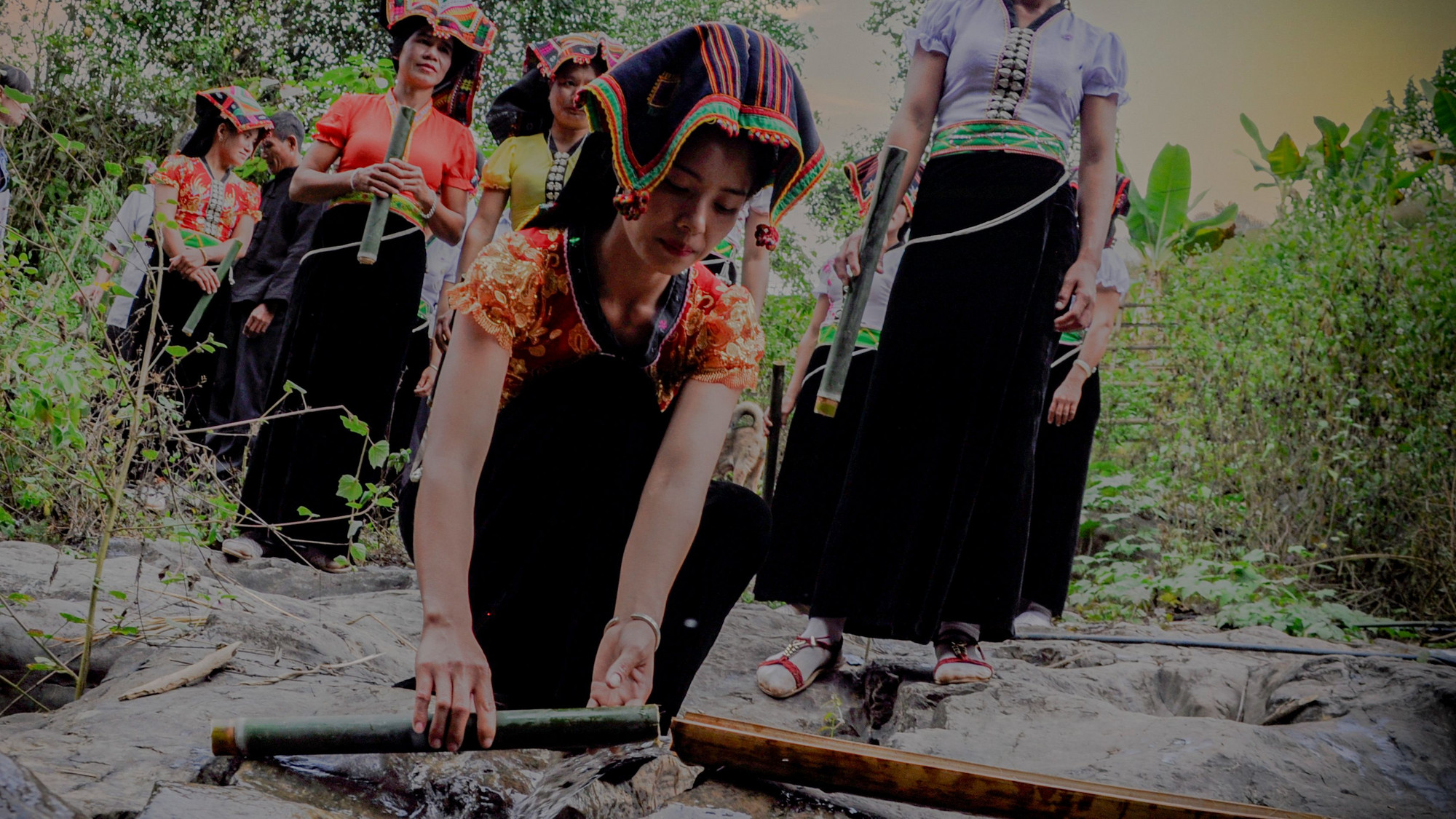 Mỗi người ra suối đều mang về một ít nước sạch với hy vọng cầu mong sự may mắn.