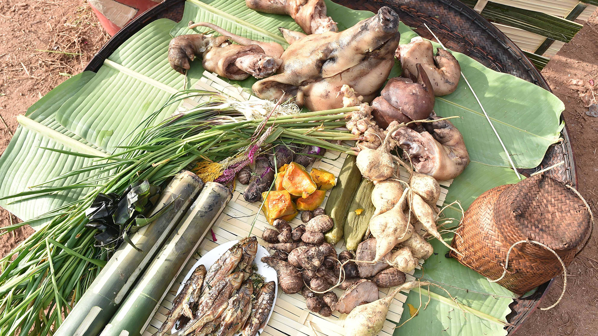 Lễ vật dâng cũng tổ tiên là sản vật do bà con lao động sản xuất mà ra.