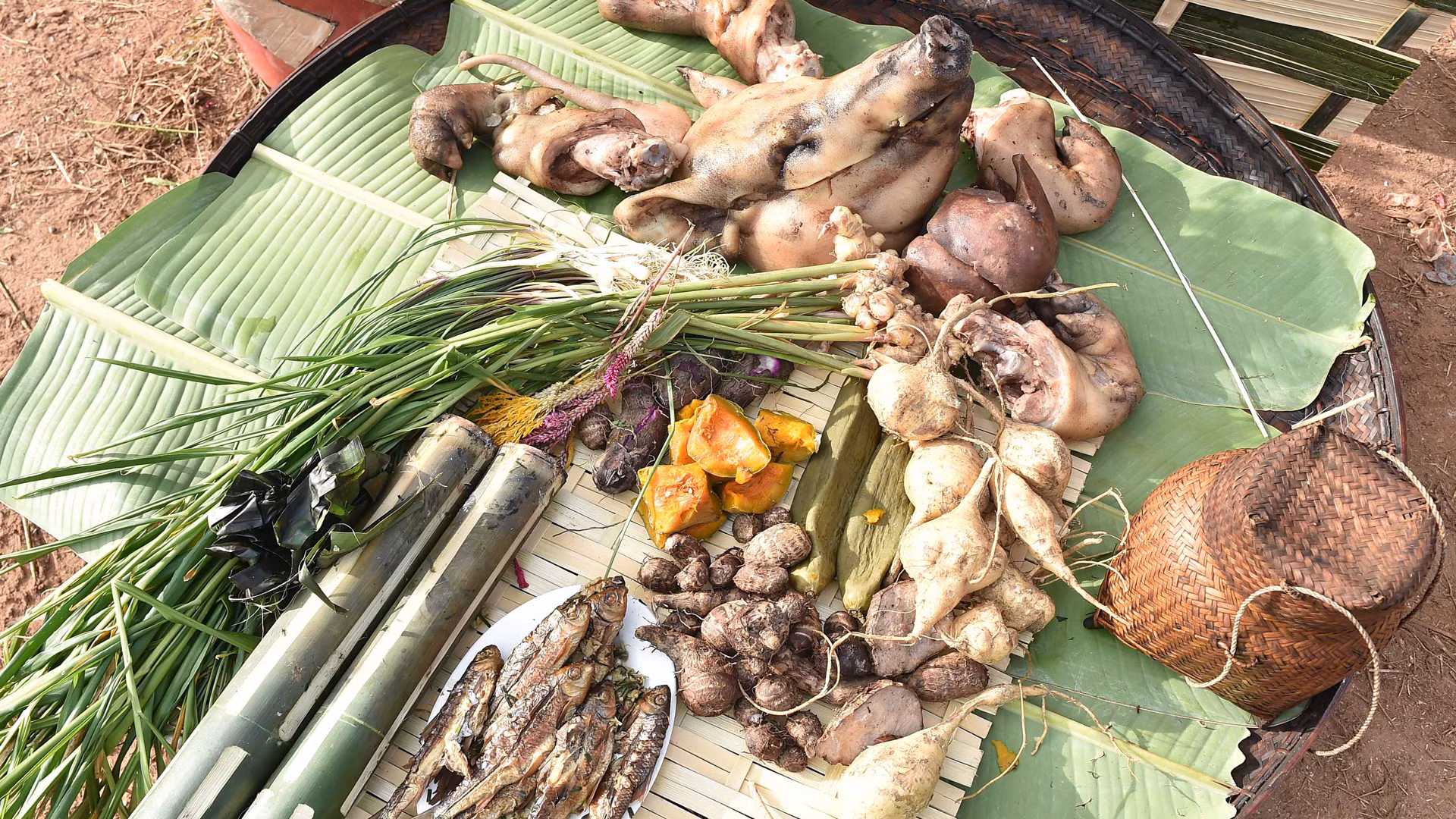 Lễ vật dâng cũng tổ tiên là sản vật do bà con lao động sản xuất mà ra.