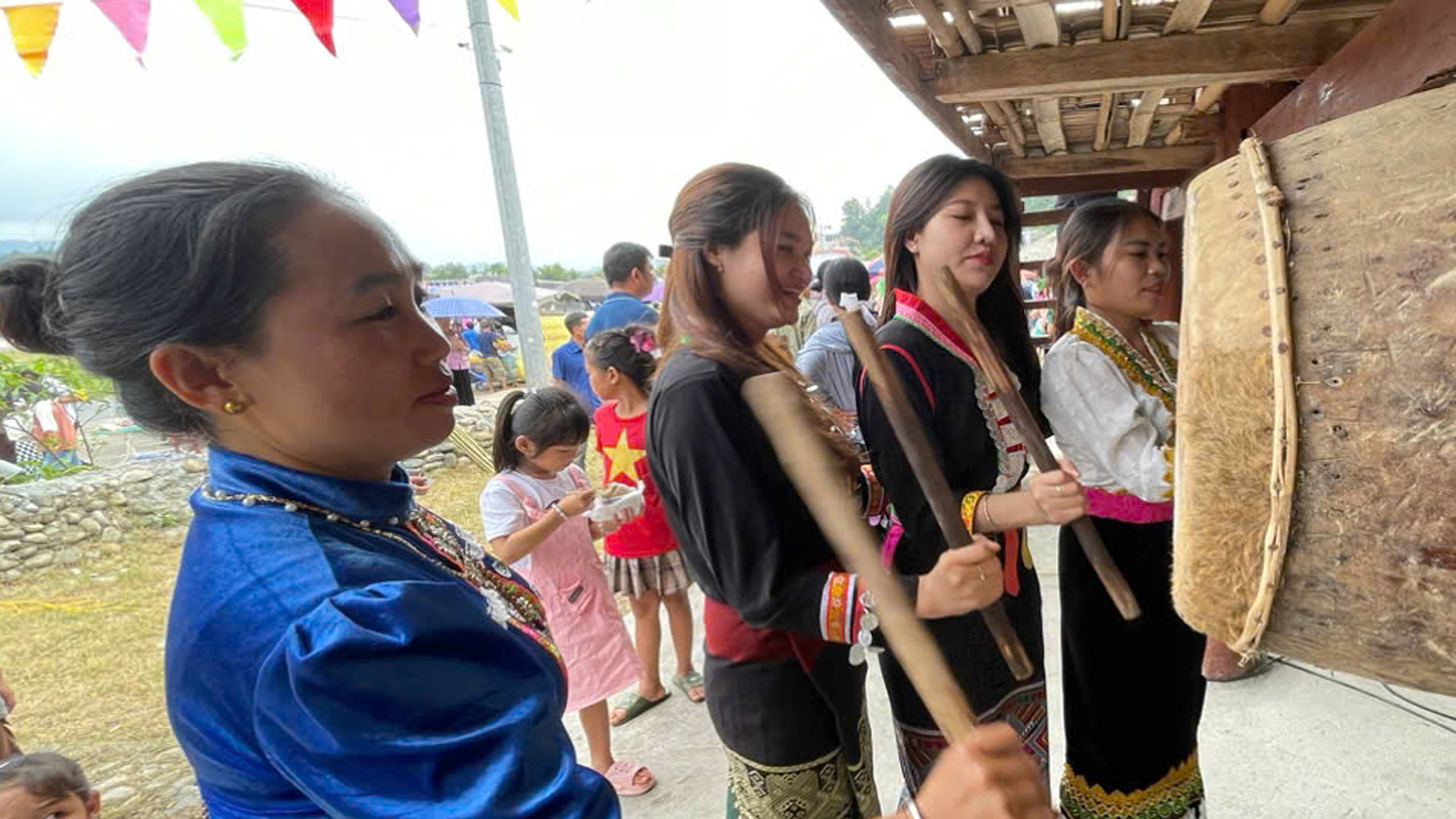 Người dân tham gia các trò chơi dân gian.