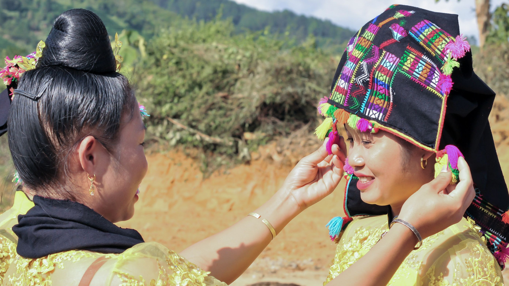 Khăn Piêu là biểu tượng chứa đựng nhiều ý nghĩa trong đời sống văn hóa và tâm linh của người Thái. Khăn Piêu là biểu tượng chứa đựng nhiều ý nghĩa trong đời sống văn hóa và tâm linh của người Thái.