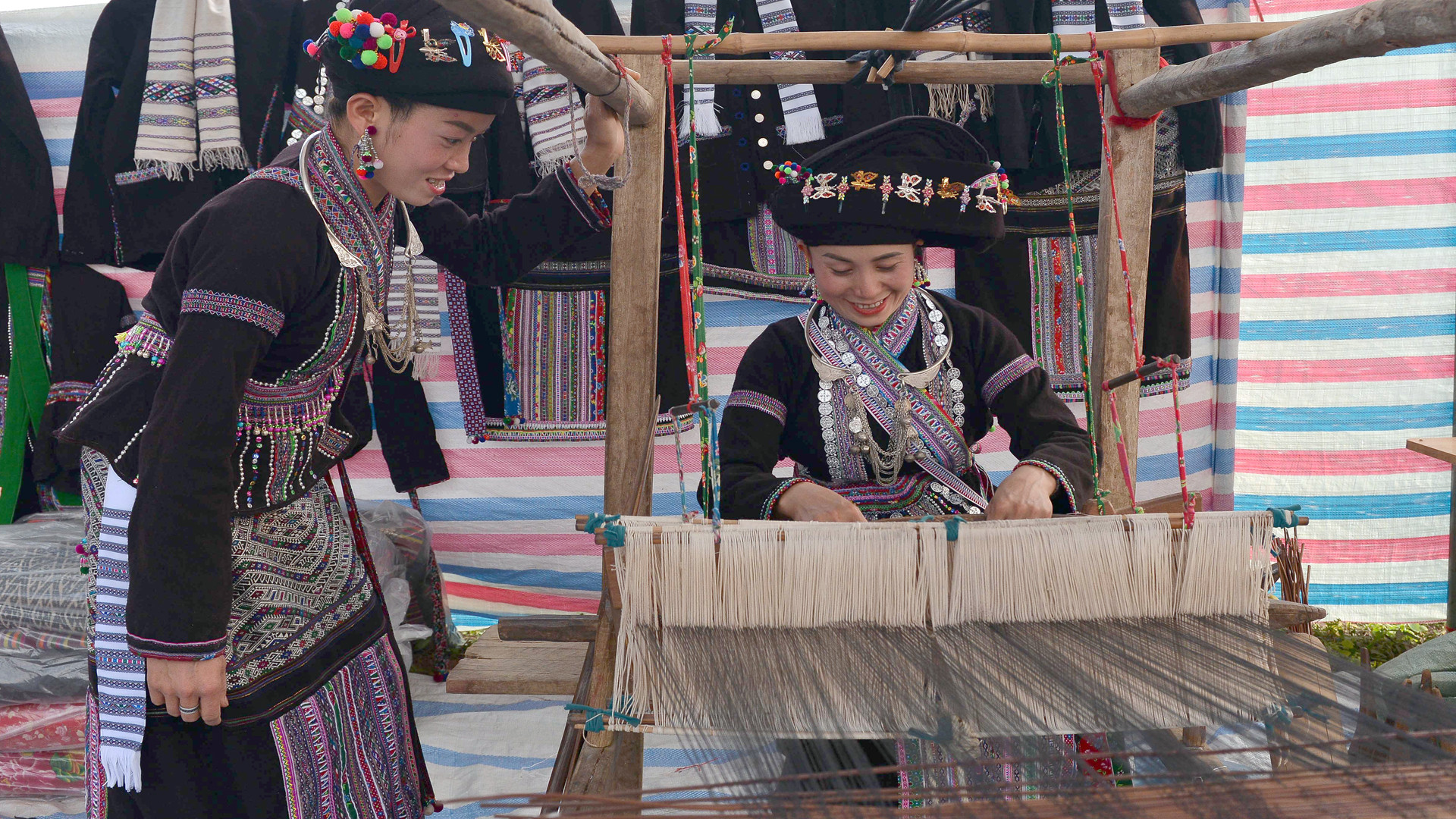 Trình diễn dệt thổ cẩm truyền thống của người Lào tại Lễ hội.