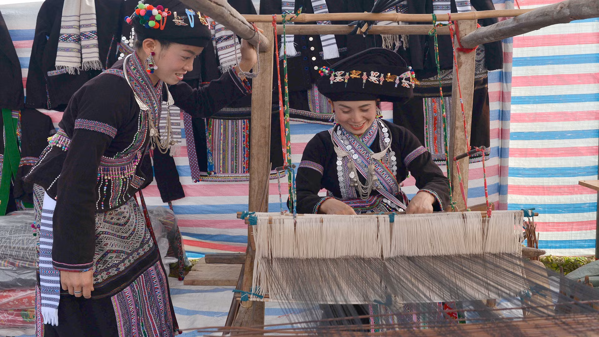 Trình diễn dệt thổ cẩm truyền thống của người Lào tại Lễ hội.