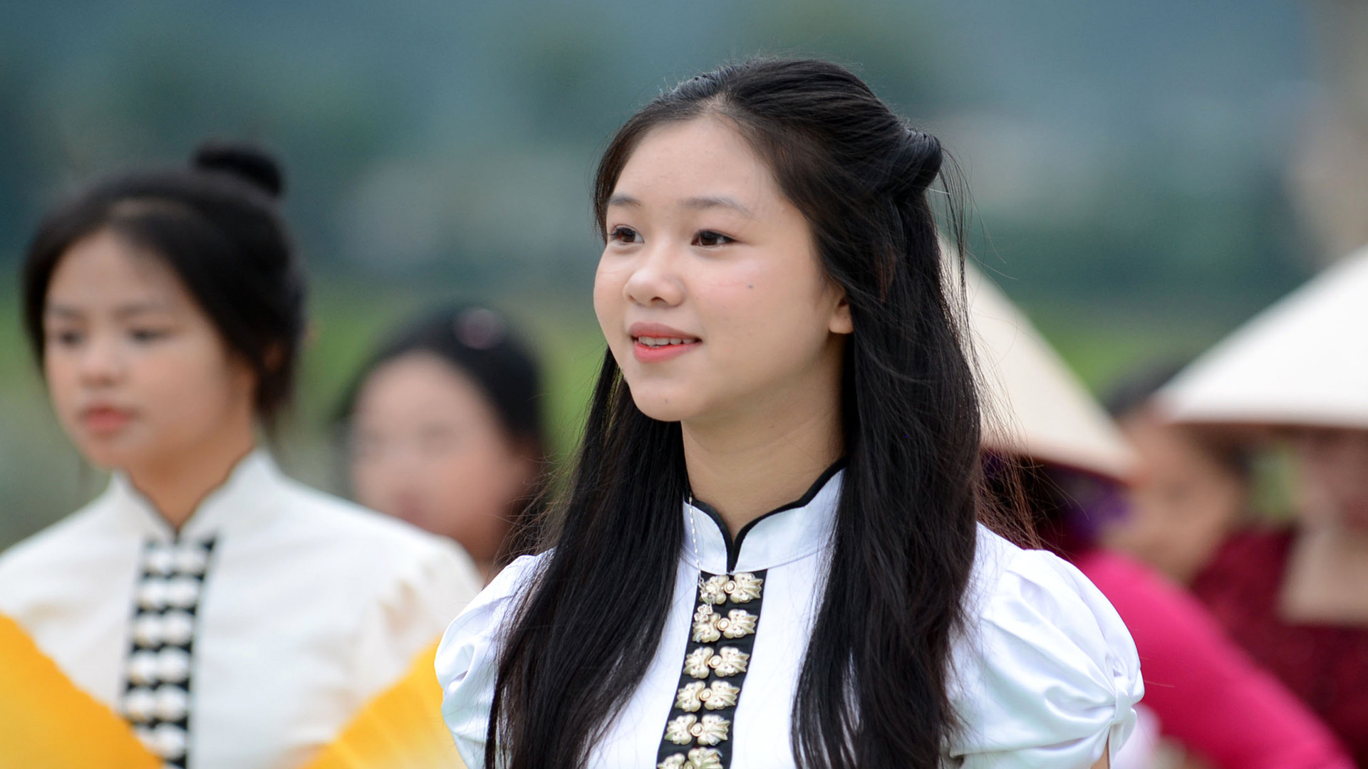 Vẻ đẹp thuần khiết của cô gái người dân tộc Thái trắng.