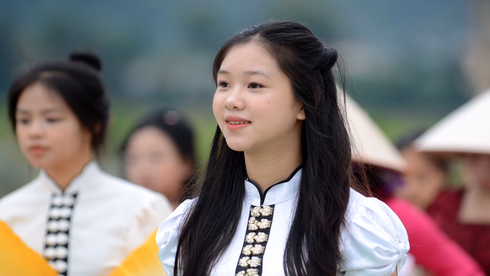 Vẻ đẹp thuần khiết của cô gái người dân tộc Thái trắng.