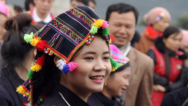 Khăn Piêu giúp người con gái Thái trở nên quyến rũ với nét đẹp đặc trưng của người phụ nữ vùng cao. Khăn Piêu giúp người con gái Thái trở nên quyến rũ với nét đẹp đặc trưng của người phụ nữ vùng cao.