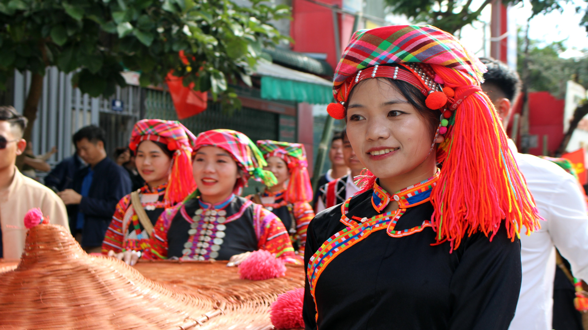 Đặc trưng trang phục sặc sỡ của đồng bào dân tộc La Hủ - dân tộc duy nhất chỉ có ở Lai Châu.