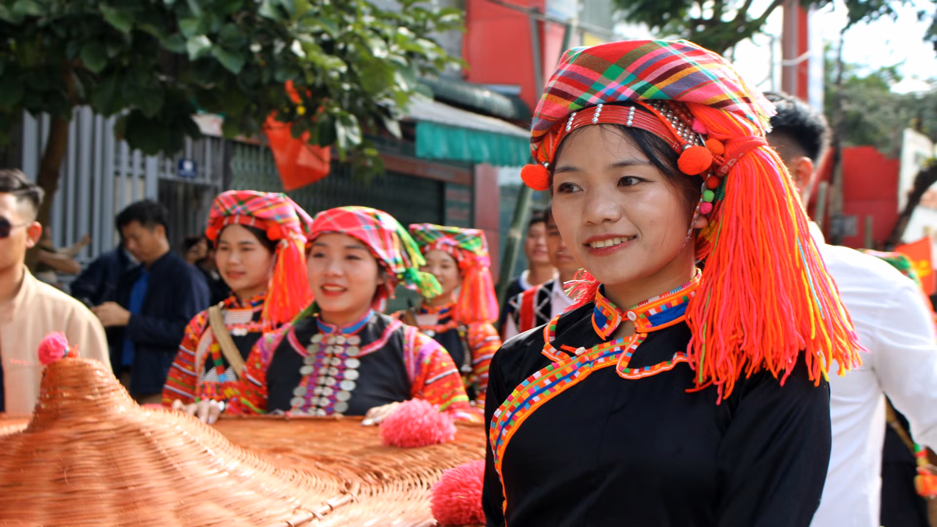 Đặc trưng trang phục sặc sỡ của đồng bào dân tộc La Hủ - dân tộc duy nhất chỉ có ở Lai Châu.