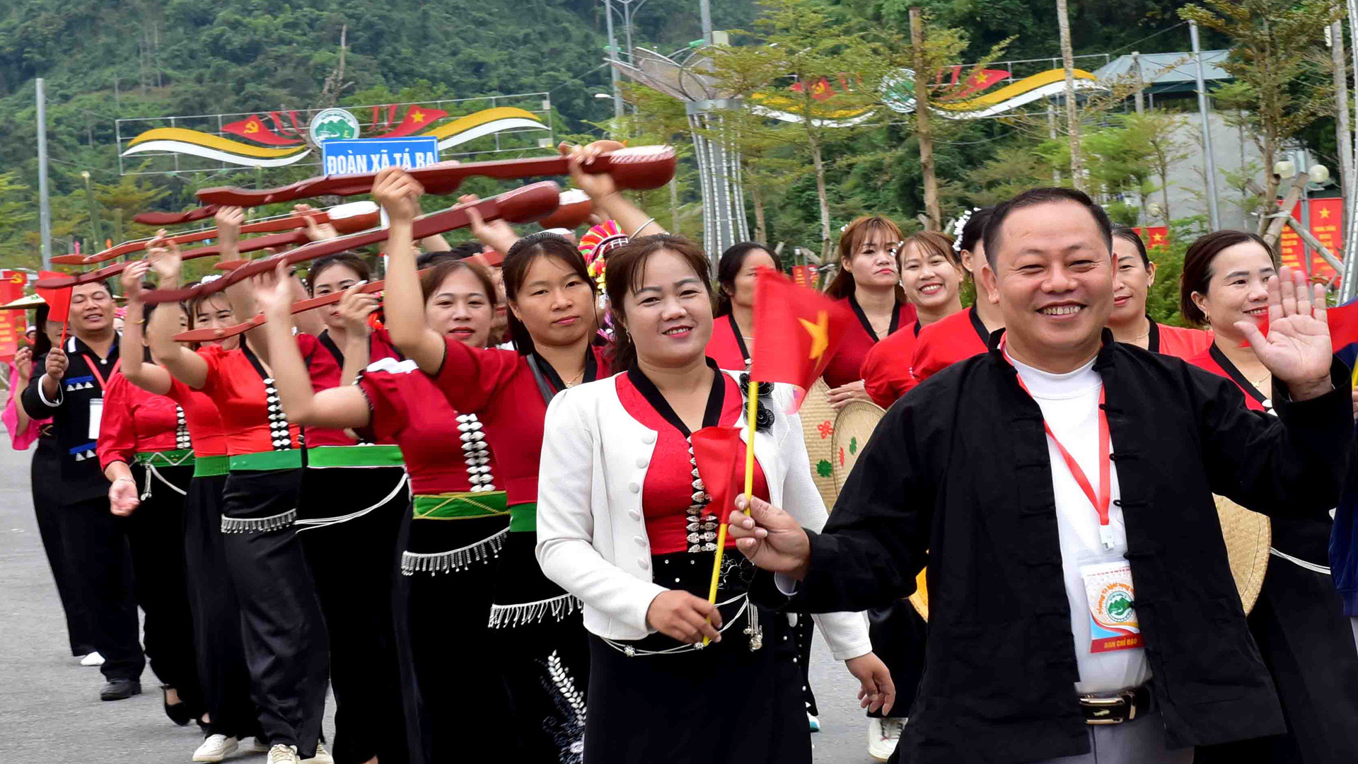 Lễ hội là điểm gặp gỡ và thăng hoa của sắc màu, niềm tin khẳng định những giá trị tốt đẹp của văn hóa truyền thống.