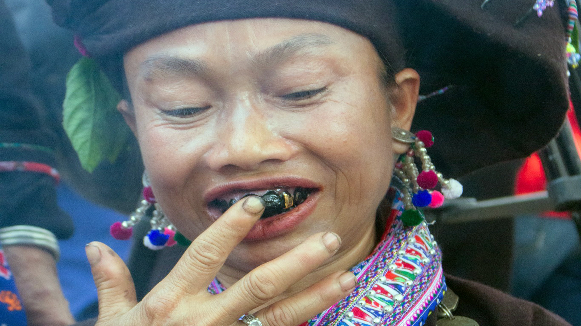 Trình diễn quy trình nhuộm răng đen của phụ nữ Lào.