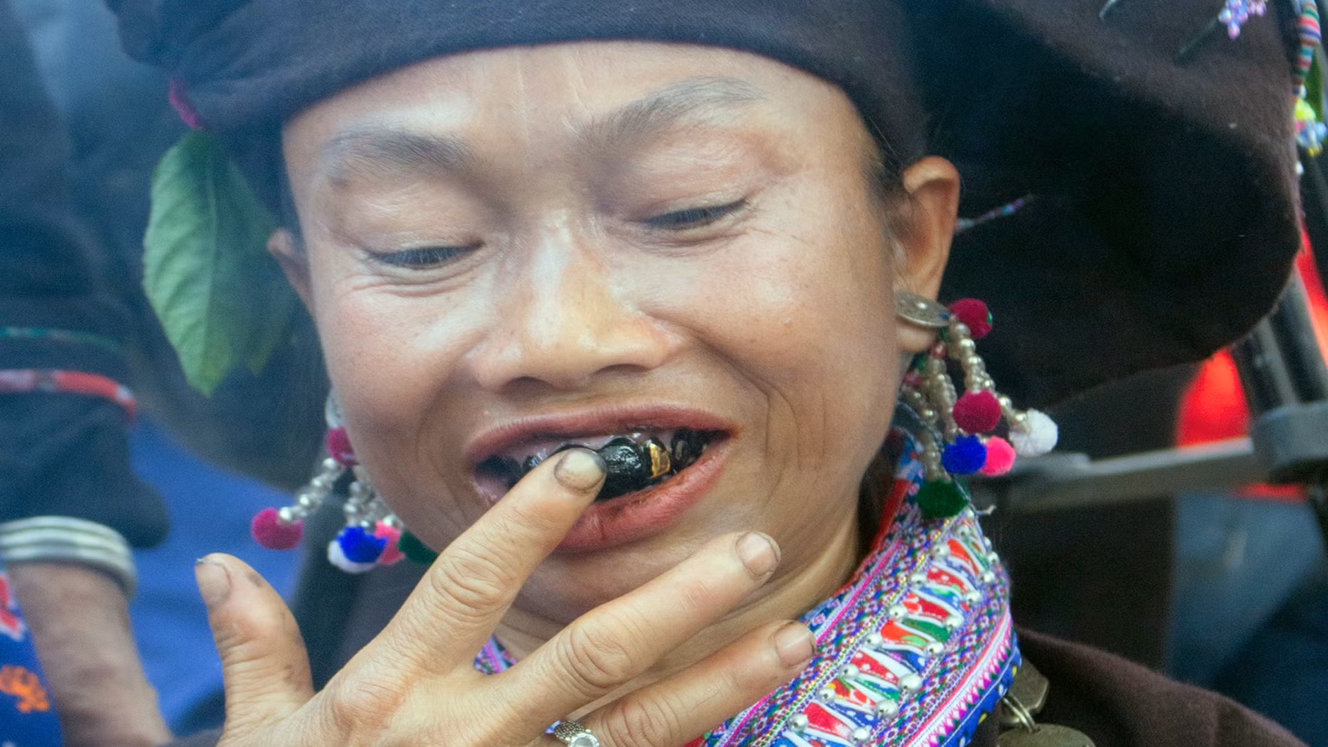 Trình diễn quy trình nhuộm răng đen của phụ nữ Lào.