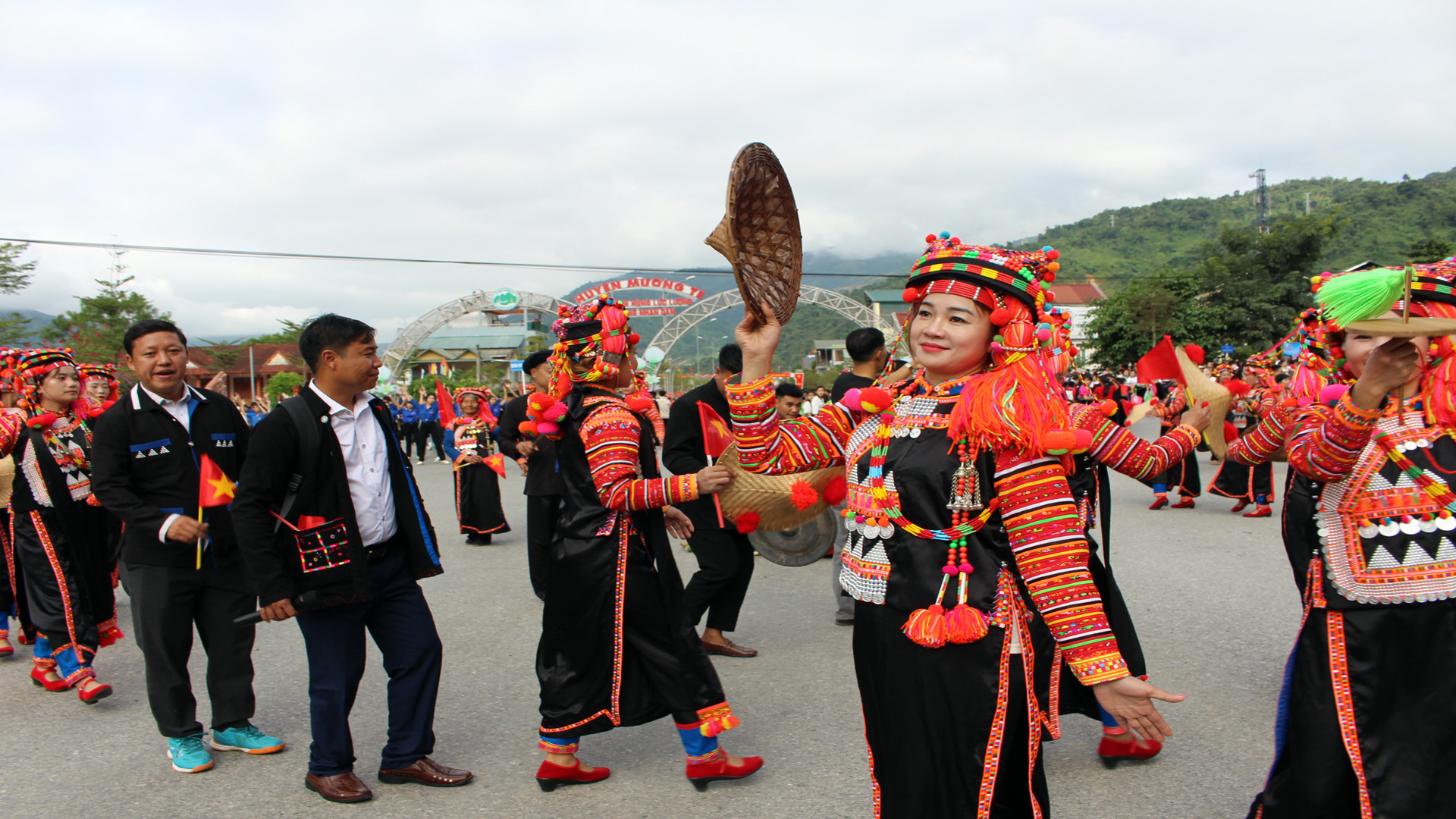 Màn biểu diễn của đồng bào dân tộc Hà Nhì hoa - dân tộc chỉ sinh sống ở hai tỉnh Lai Châu, Điện Biên.