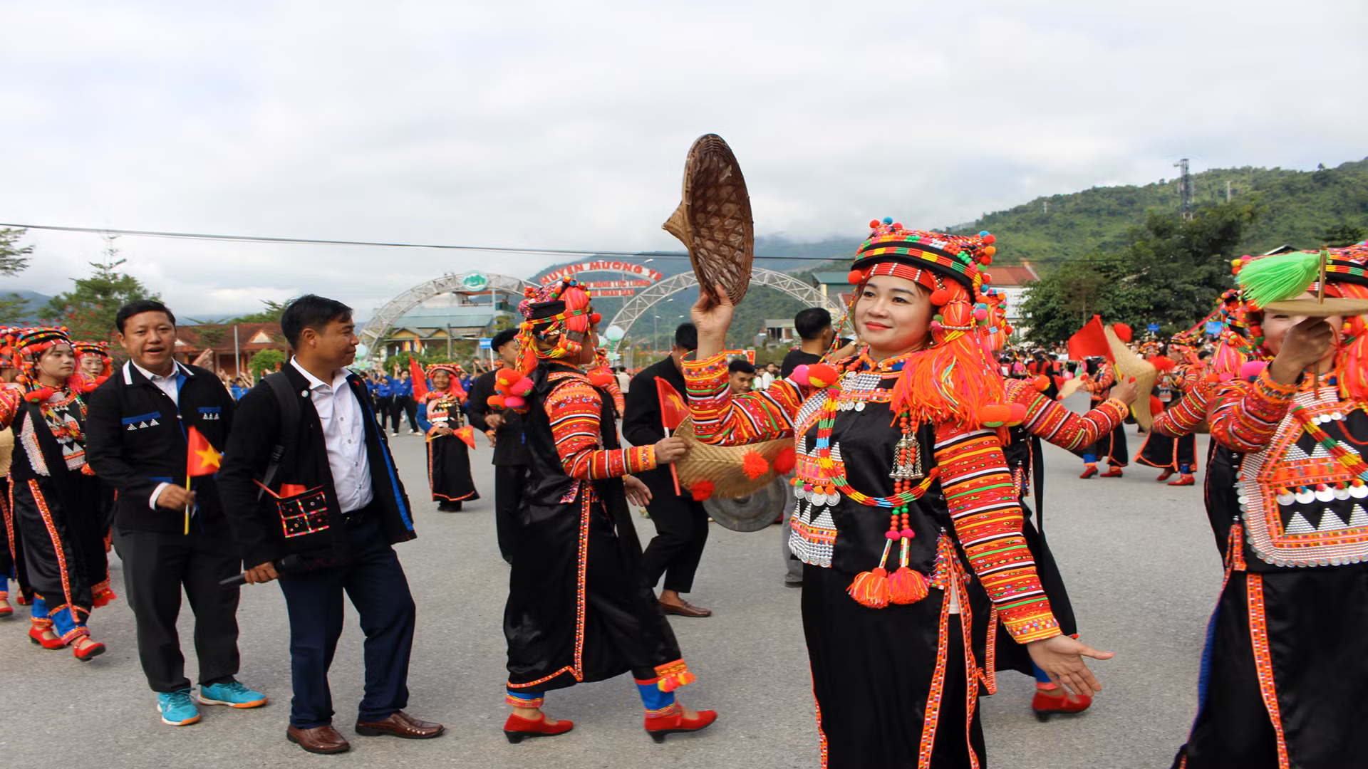Màn biểu diễn của đồng bào dân tộc Hà Nhì hoa - dân tộc chỉ sinh sống ở hai tỉnh Lai Châu, Điện Biên.