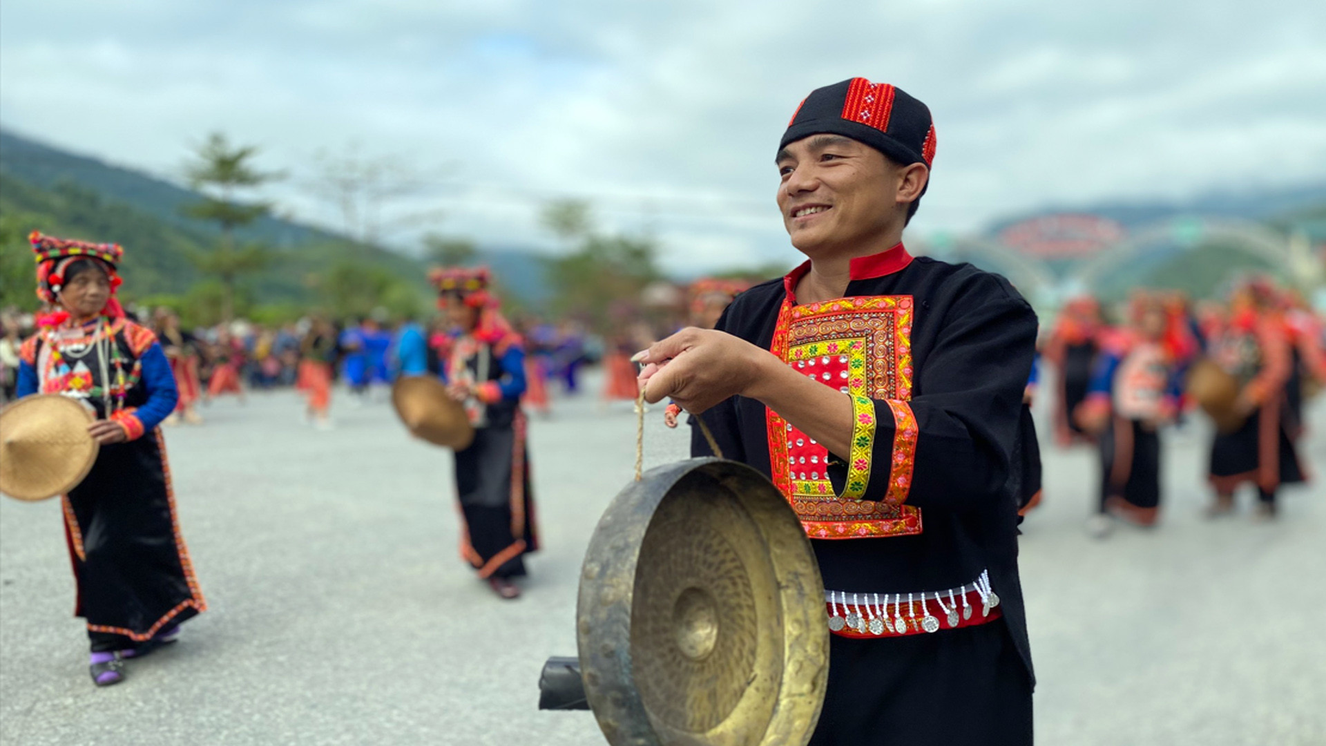 Màn biểu diễn chiêng của chàng trai người Hà Nhì hoa.
