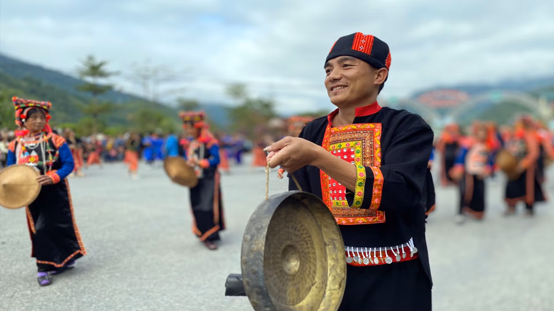 Màn biểu diễn chiêng của chàng trai người Hà Nhì hoa.