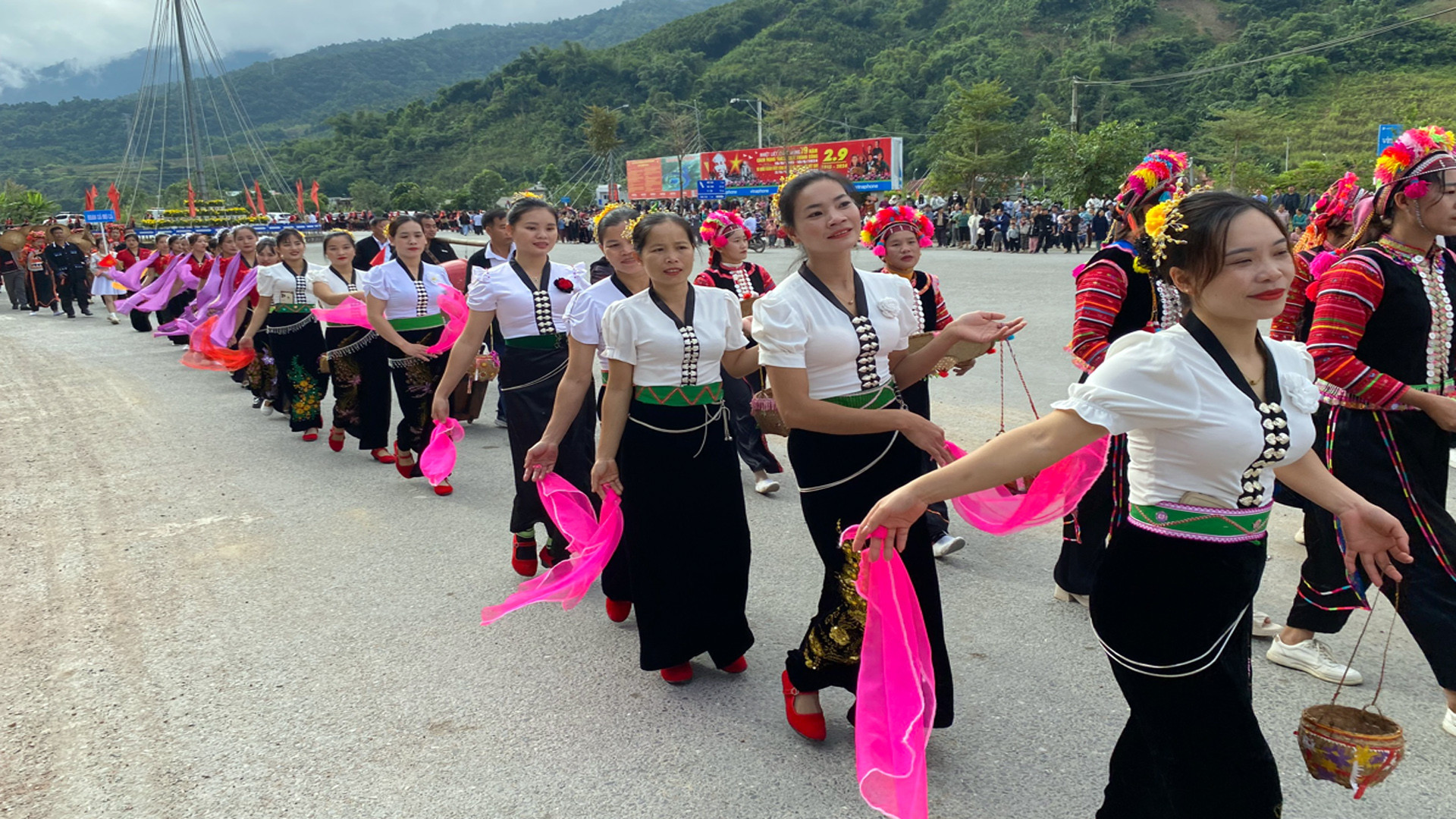 Màn biểu diễn của các cô gái Thái trắng.