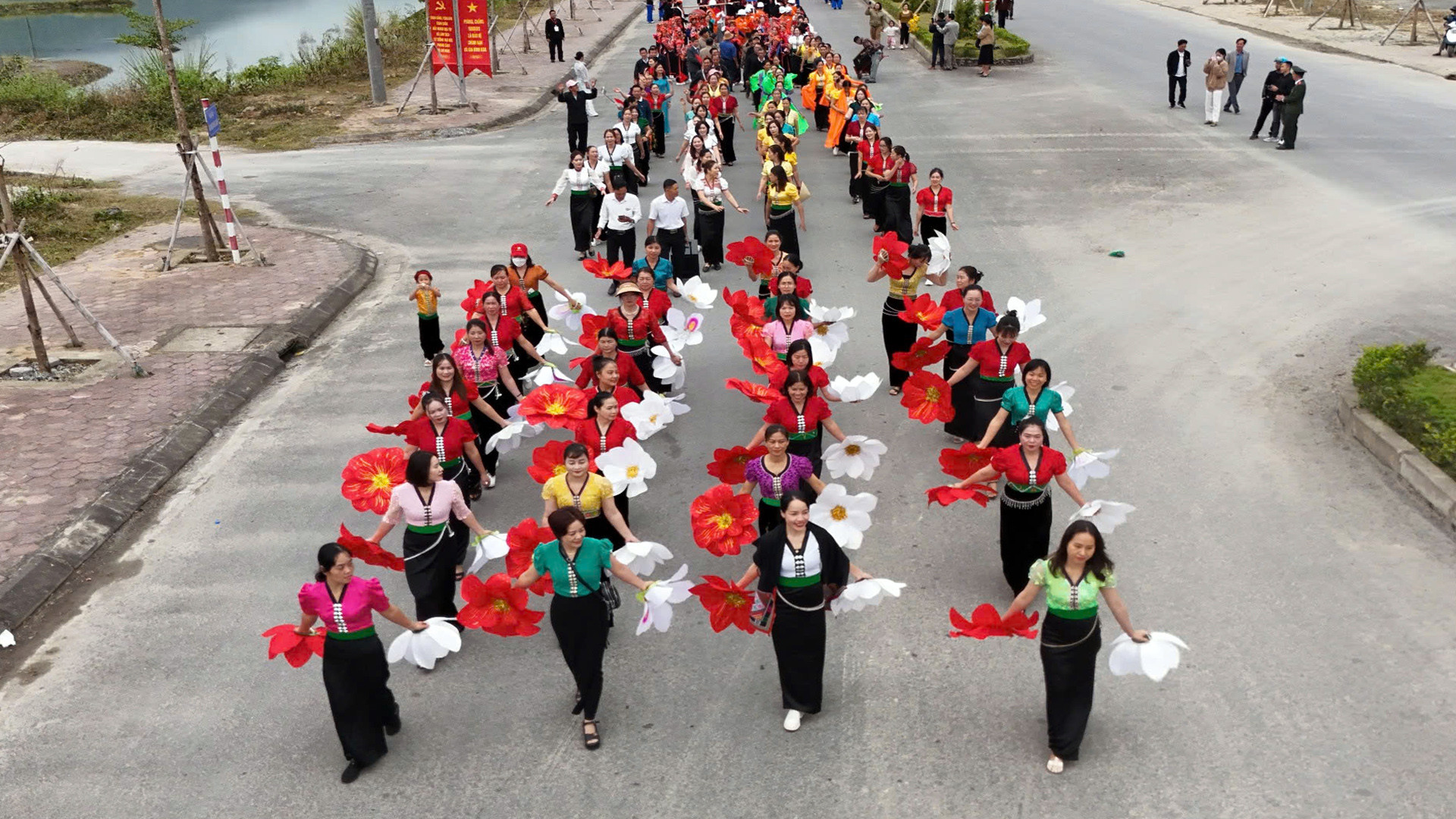 Sự hội tụ của 10 dân tộc anh em như Si La, Cống, Mảng, La Hủ, Hà Nhì, Mông, Thái… đã làm nên bữa tiệc của sắc màu dân tộc độc đáo, riêng biệt.