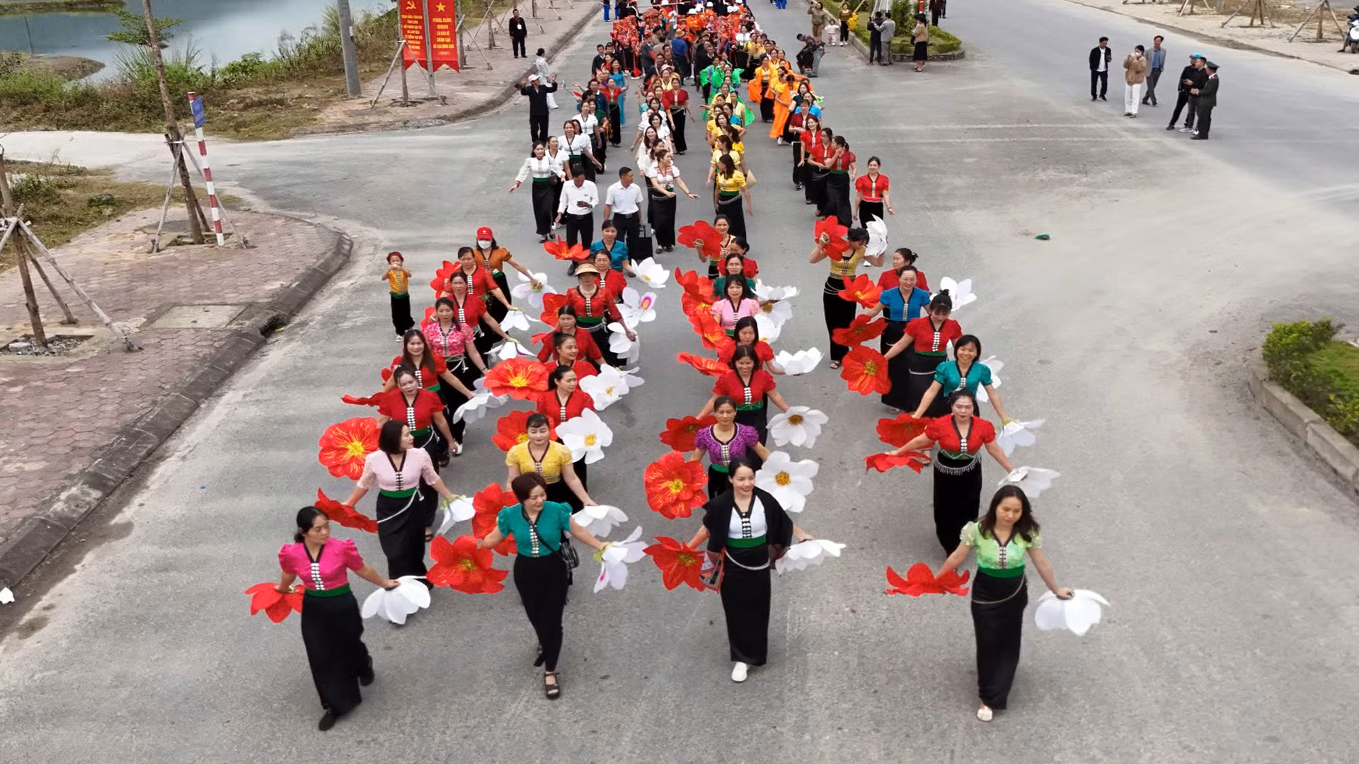 Sự hội tụ của 10 dân tộc anh em như Si La, Cống, Mảng, La Hủ, Hà Nhì, Mông, Thái… đã làm nên bữa tiệc của sắc màu dân tộc độc đáo, riêng biệt.