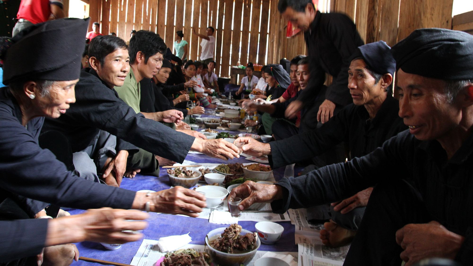 Họ cùng ăn bữa cơm cộng đồng đoàn kết.