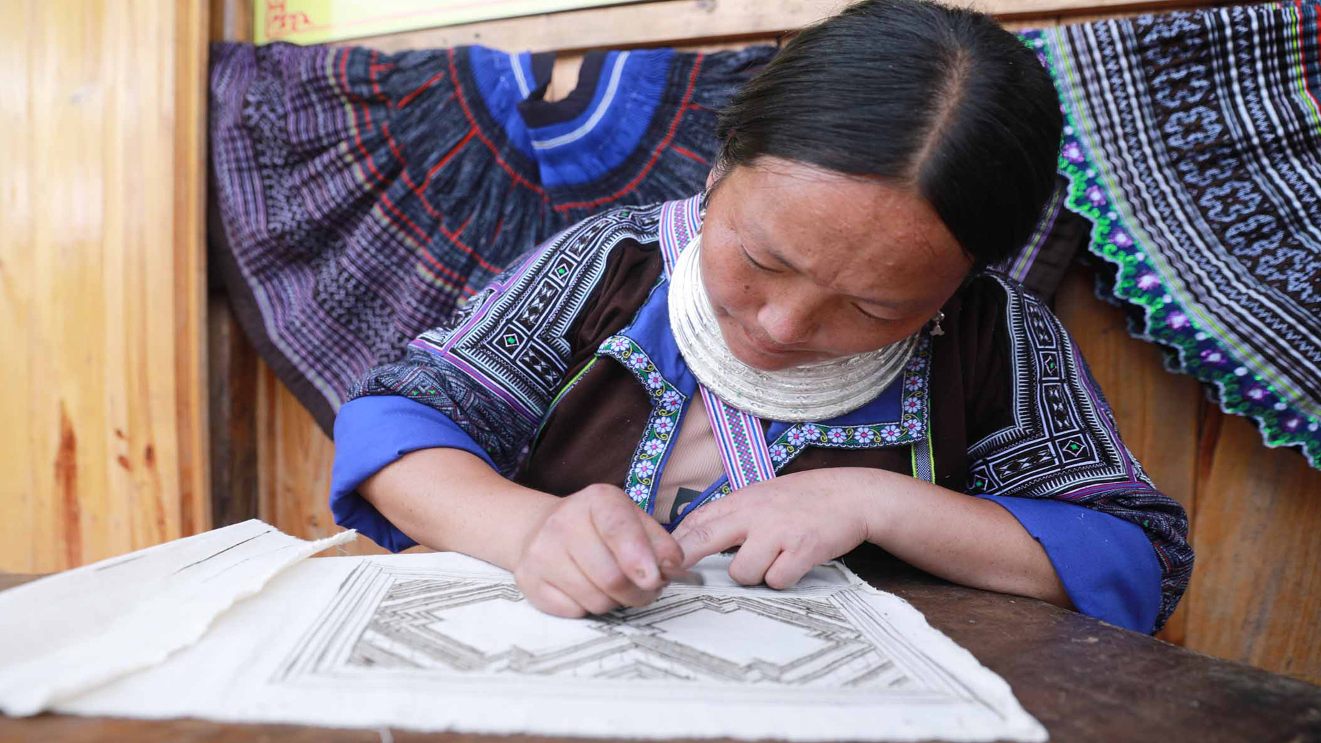 Trình diễn vẽ sáp ong trên thổ cẩm.