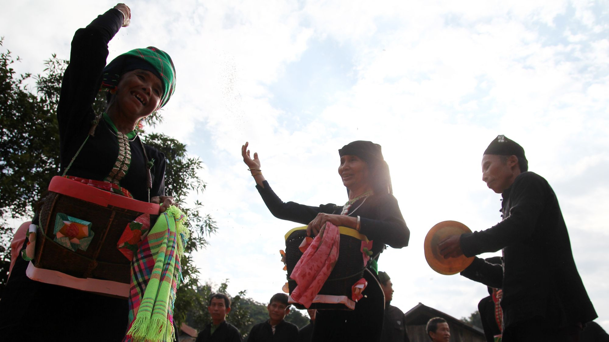 Sau phần lễ mọi người cùng vui chơi, múa xòe.