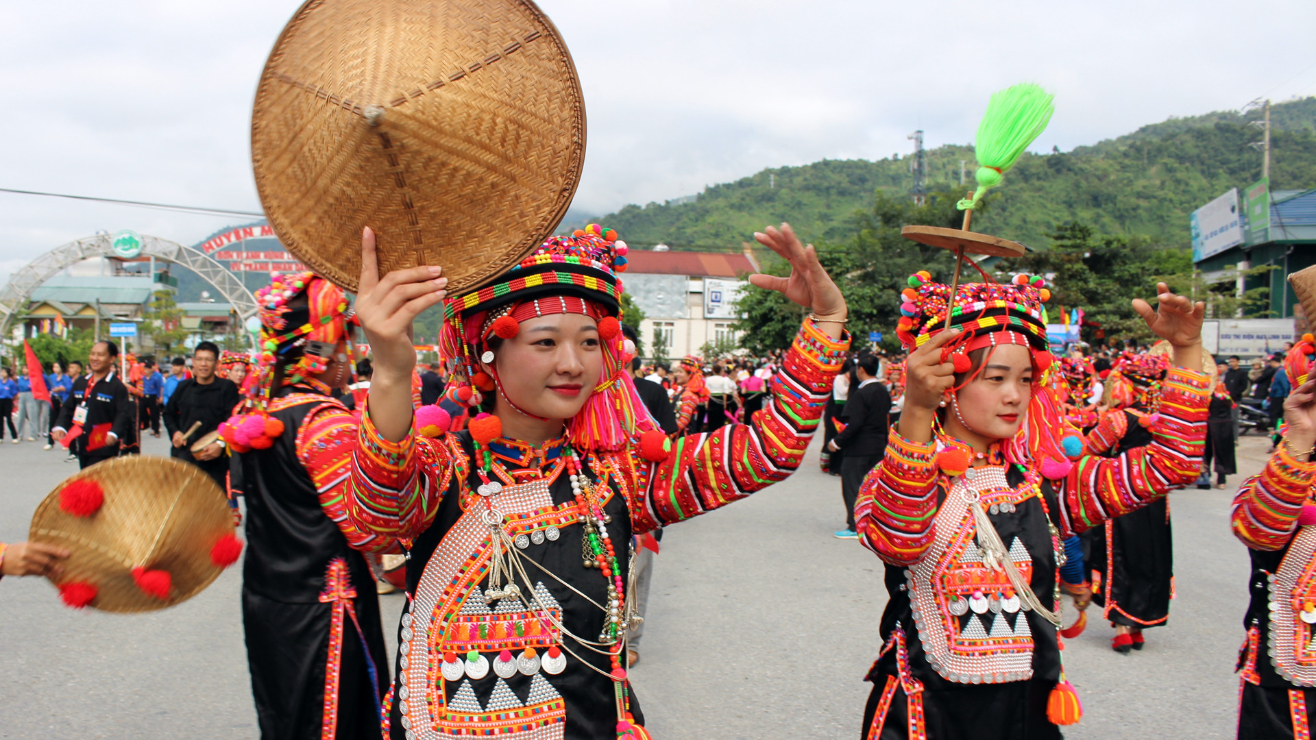 Không chỉ trang phục, ngay cả những vật dụng, công cụ lao động thường ngày của bà con cũng thành đạo cụ biểu diễn.