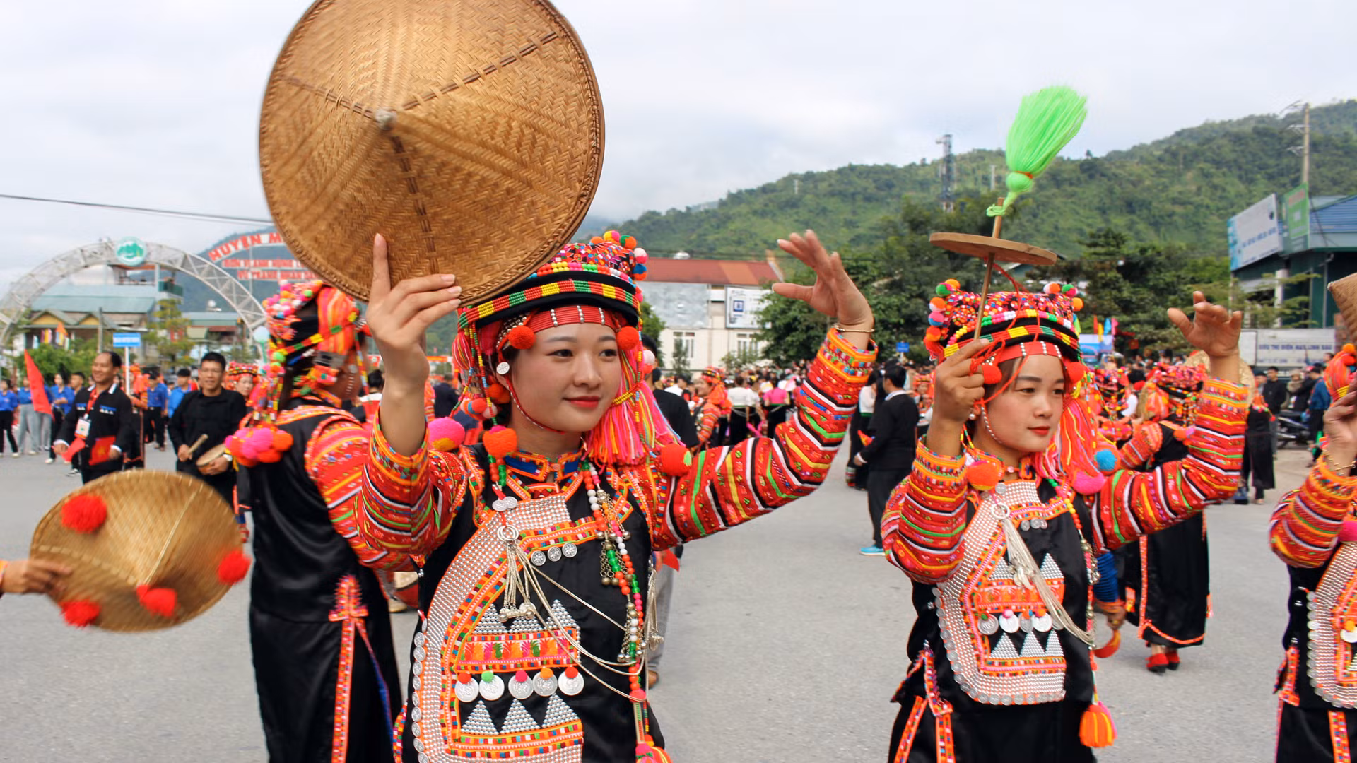 Không chỉ trang phục, ngay cả những vật dụng, công cụ lao động thường ngày của bà con cũng thành đạo cụ biểu diễn.