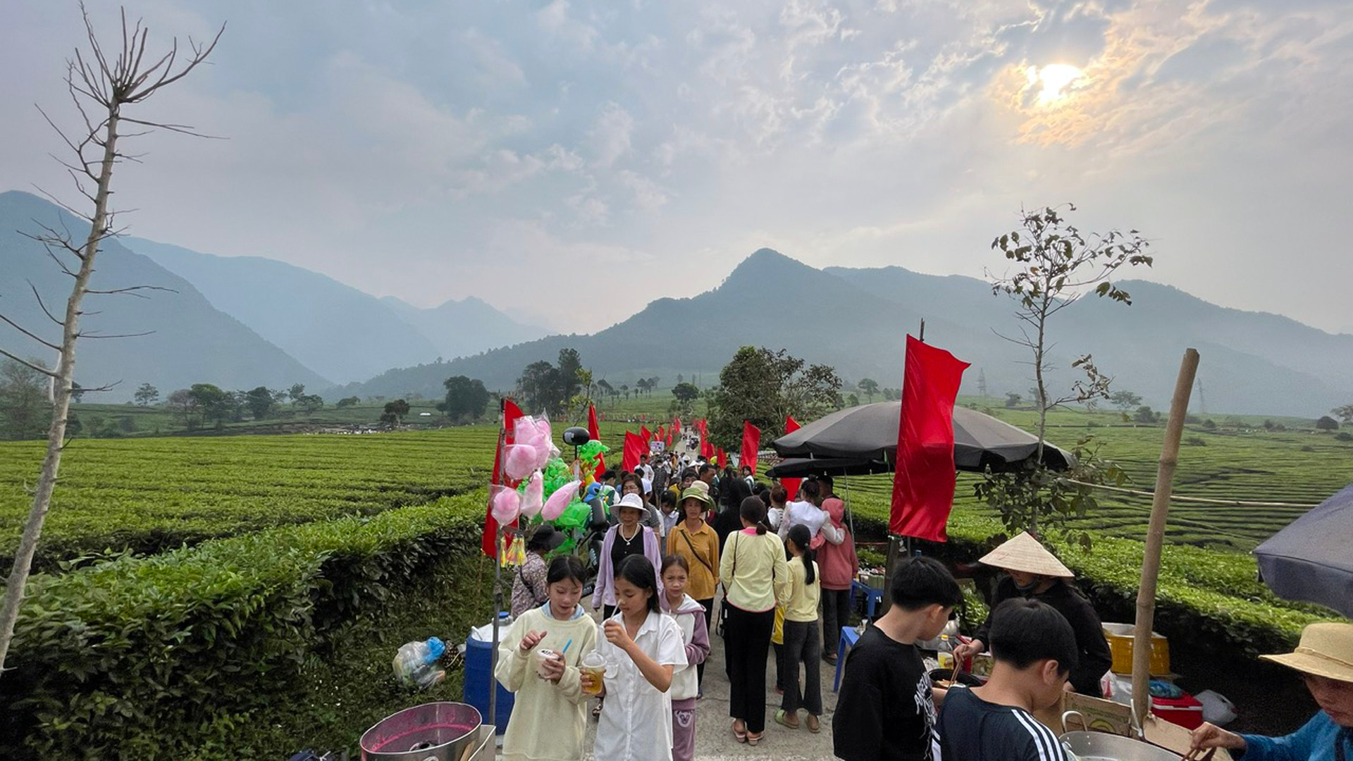 Ngay từ sáng sớm đông đảo người dân, du khách đã tập trung về vùng chè xã Phúc Khoa huyện Tân Uyên để xem cuộc thi hái, sao chè của bà con nông dân.