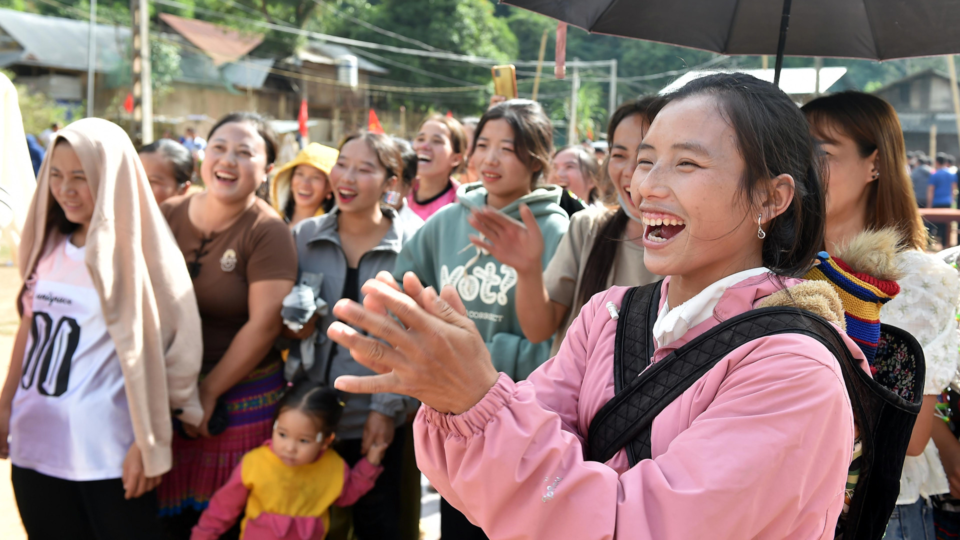Ngày nay ngoài dân bản thì người dân ở nơi khác cũng đến dự, xem lễ và chung vui.