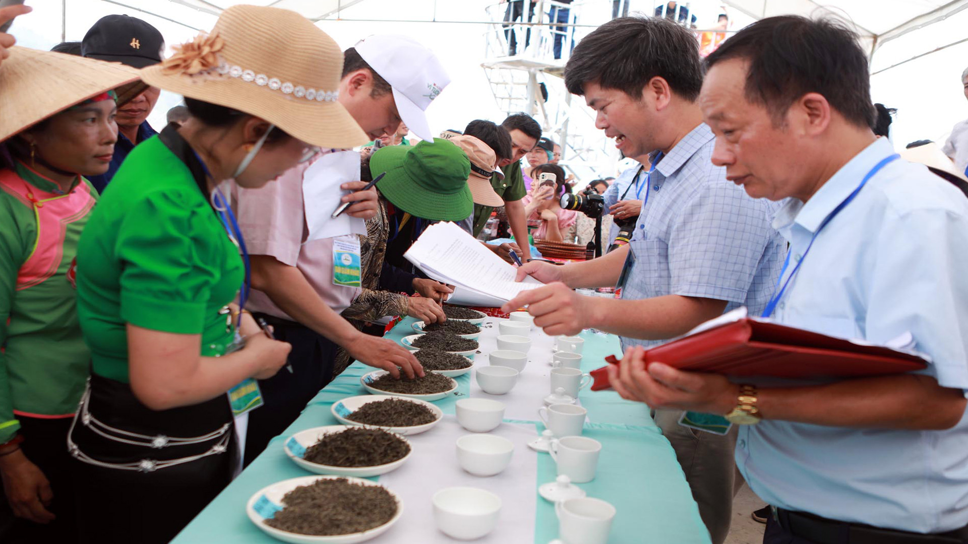 Ban Giám khảo chấm thi phần sản phẩm cuối cùng.